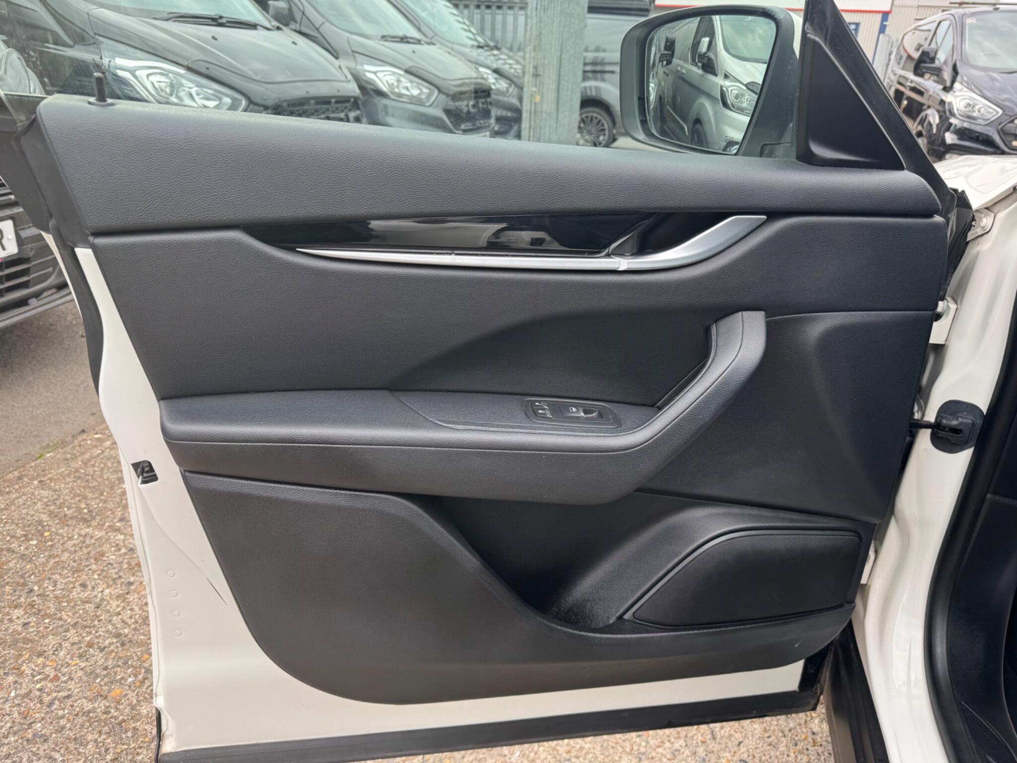 Maserati Levante view 44