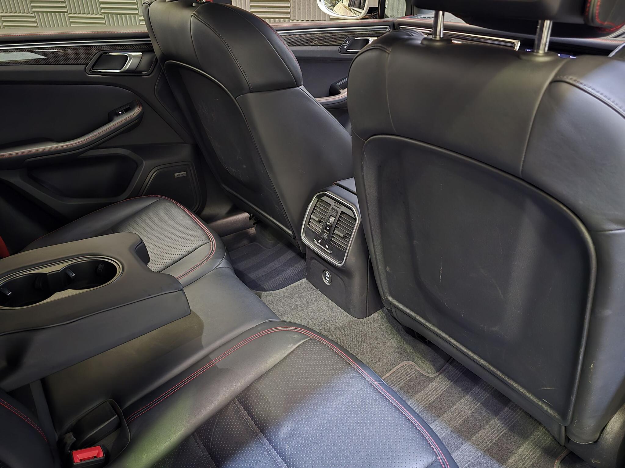 Porsche Macan view 13