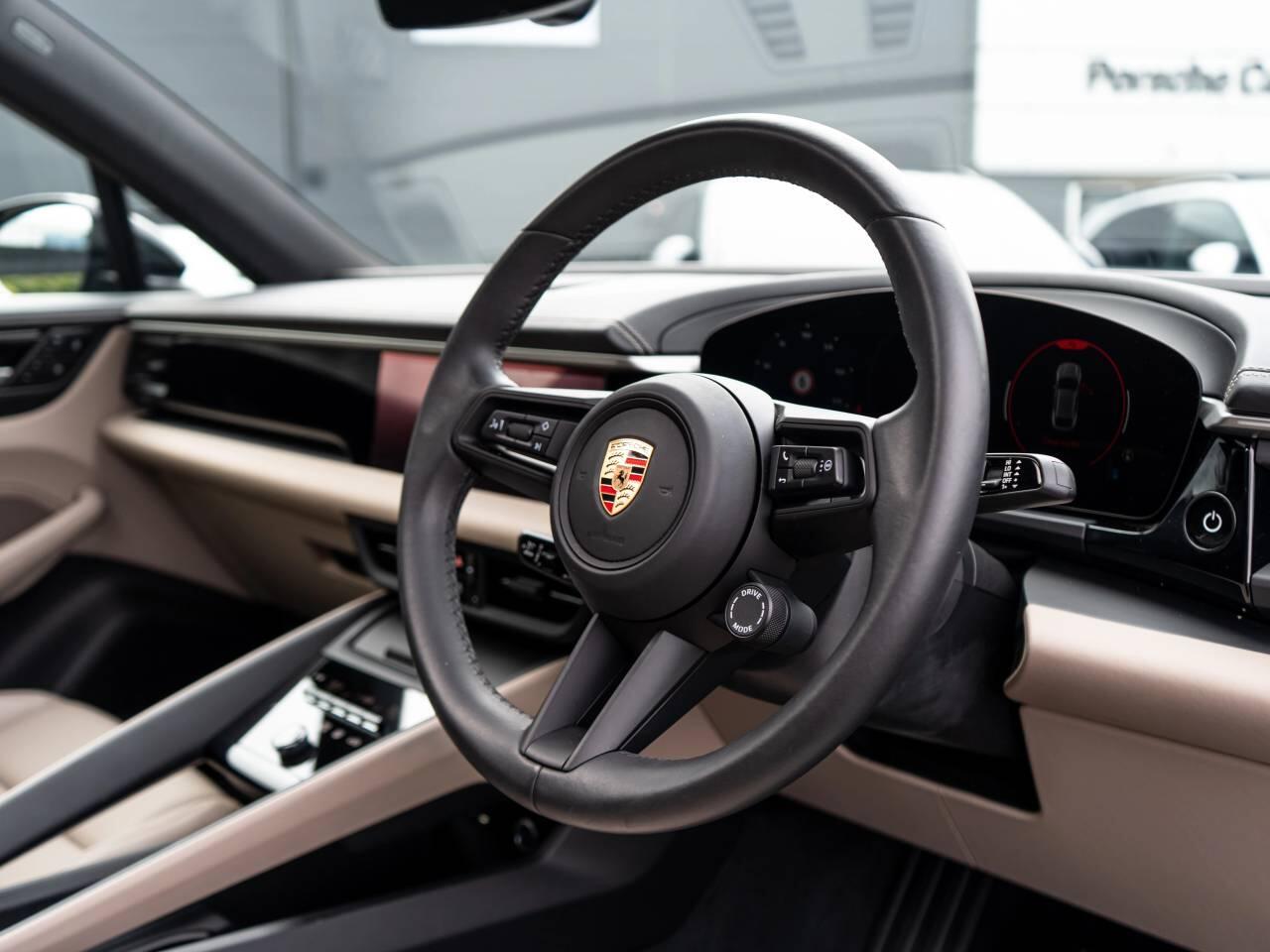 Porsche Macan view 4