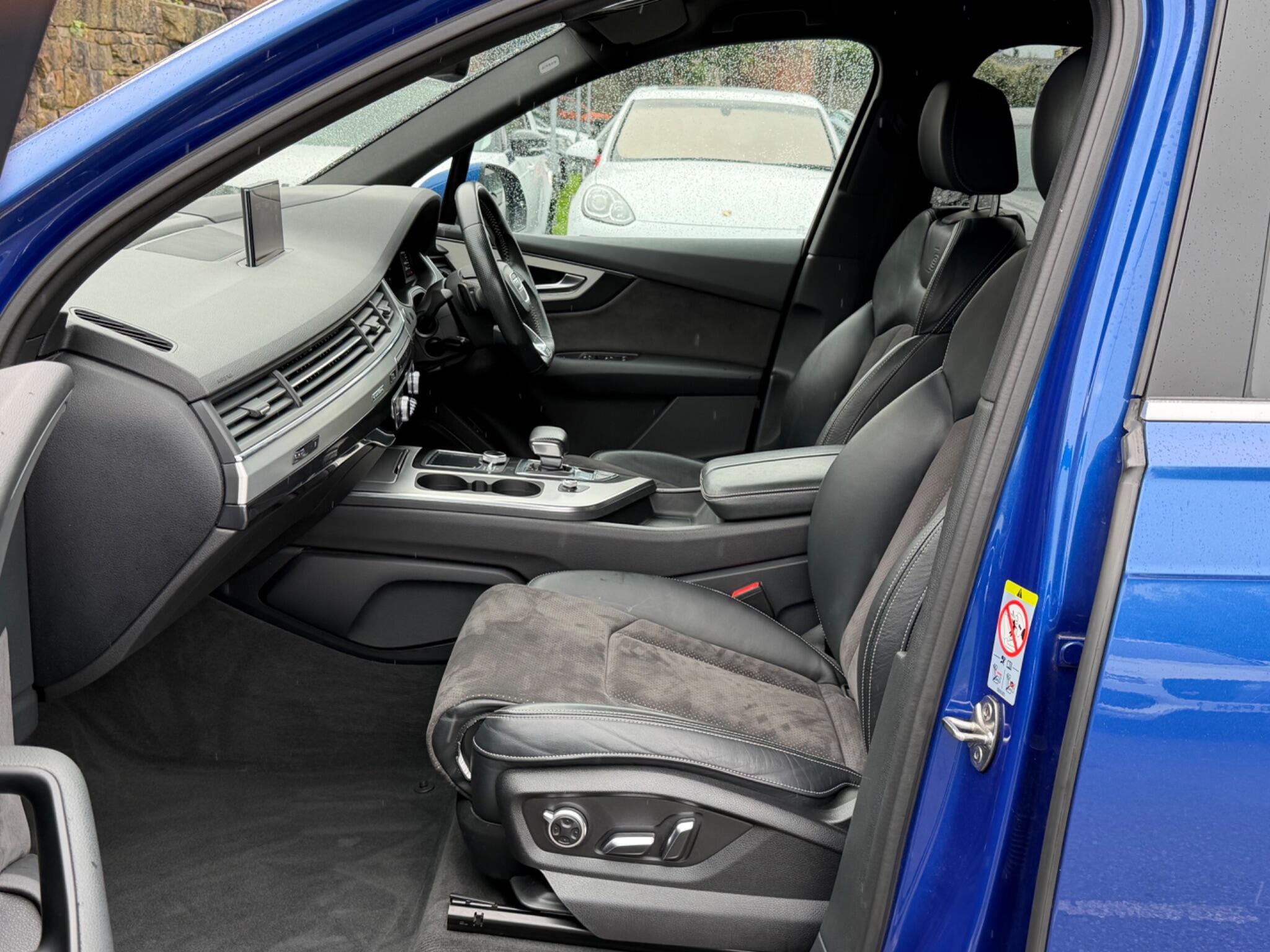 Audi Q7 view 15
