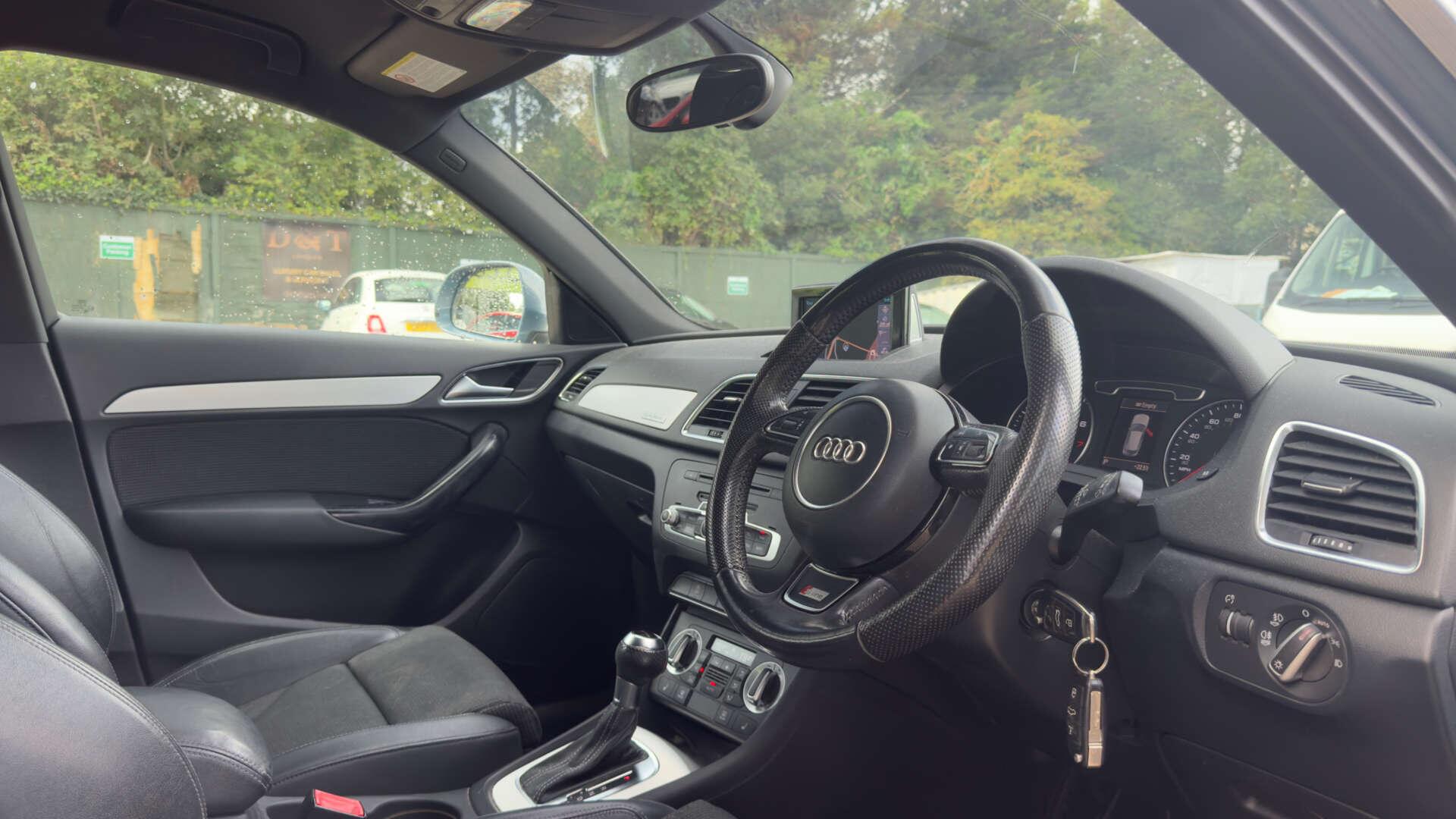 Audi Q3 view 7