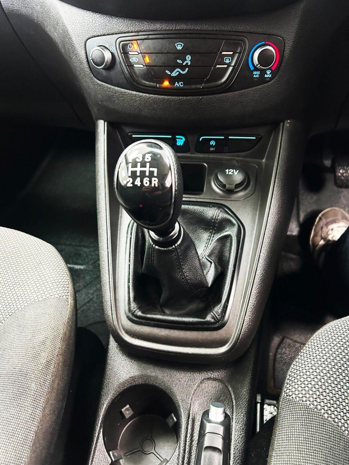 Ford Transit Courier view 16