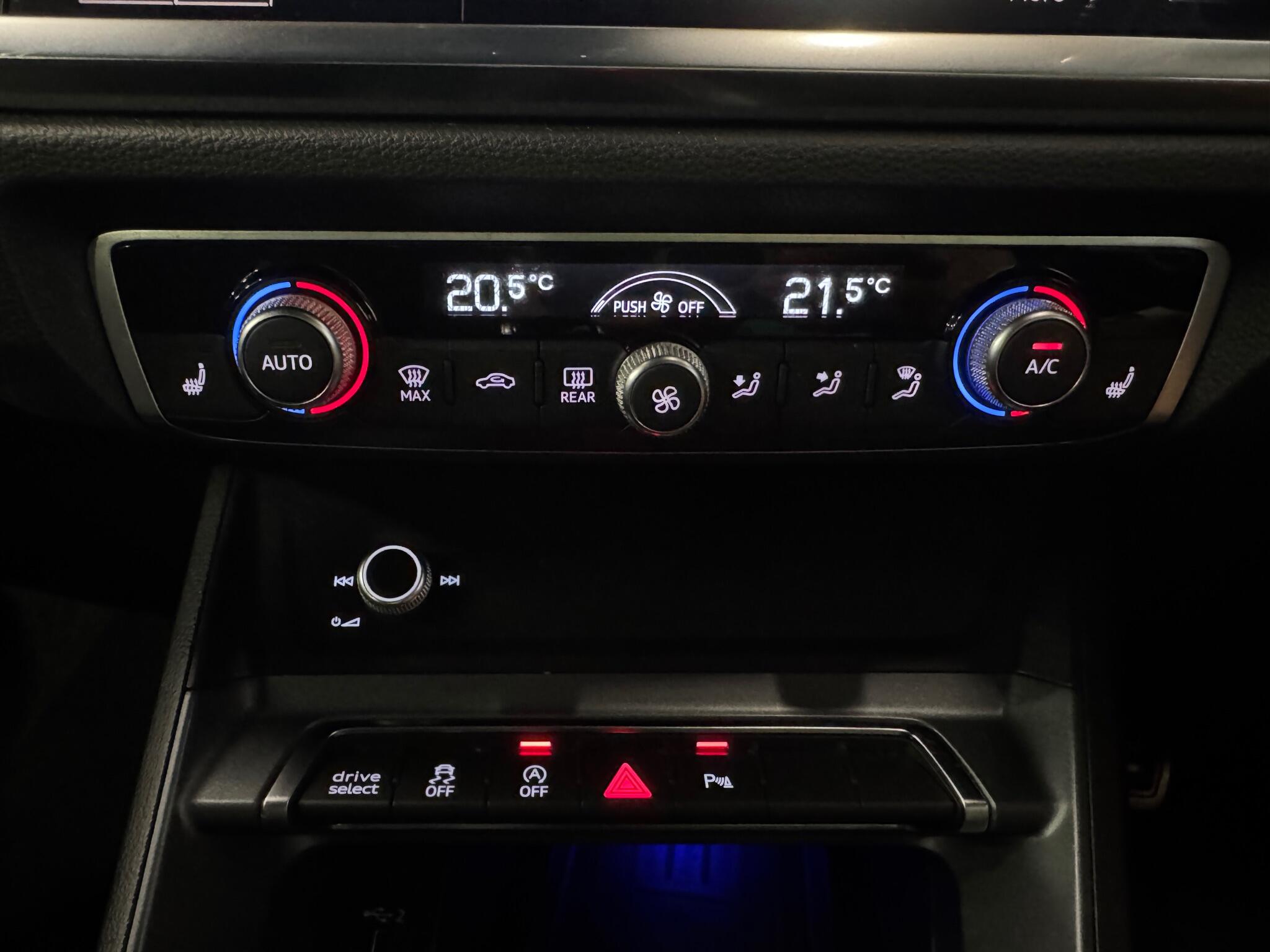 Audi Q3 view 18