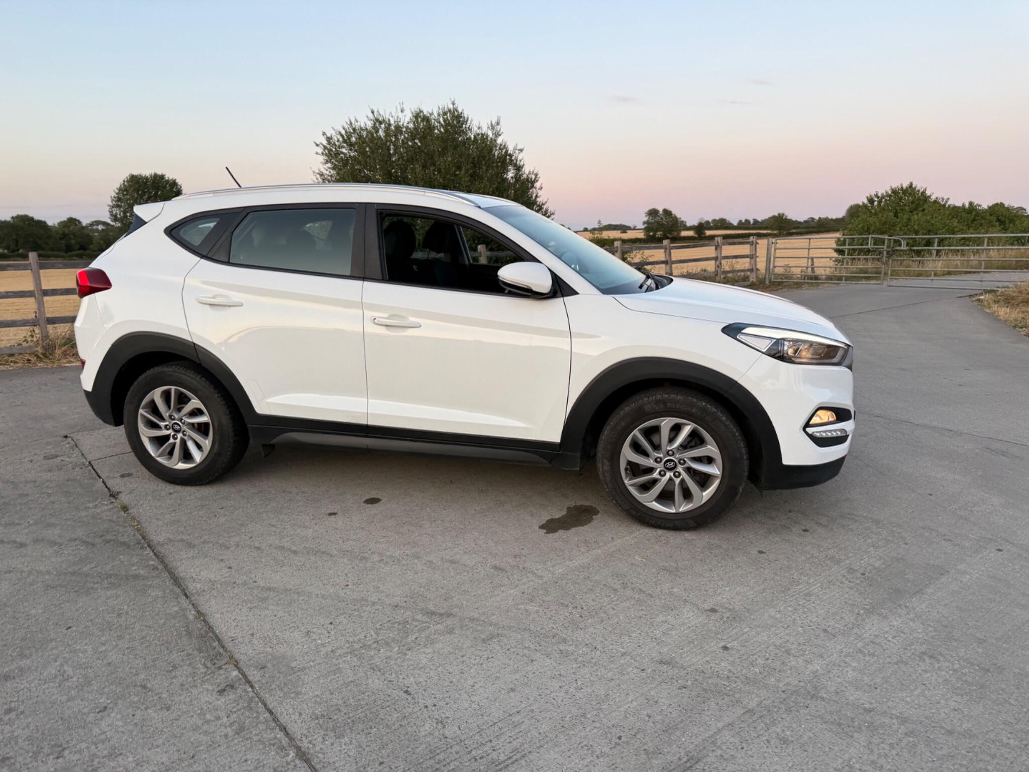 Hyundai TUCSON 2.0 CRDi Premium SE 4WD Euro 6 5dr — photo 23 of 102