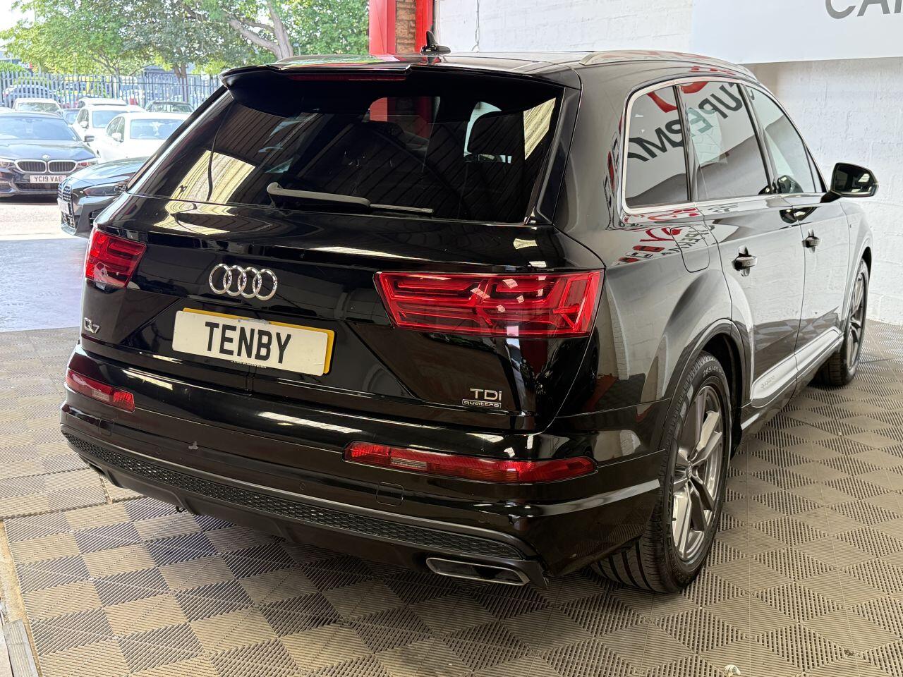 Audi Q7 view 10