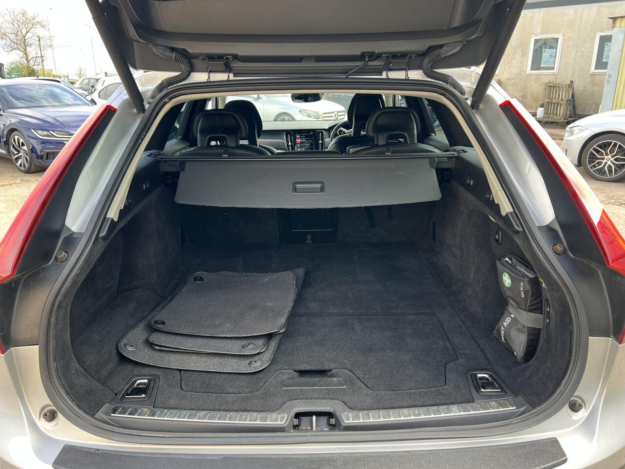 Volvo V90 Cross Country view 9