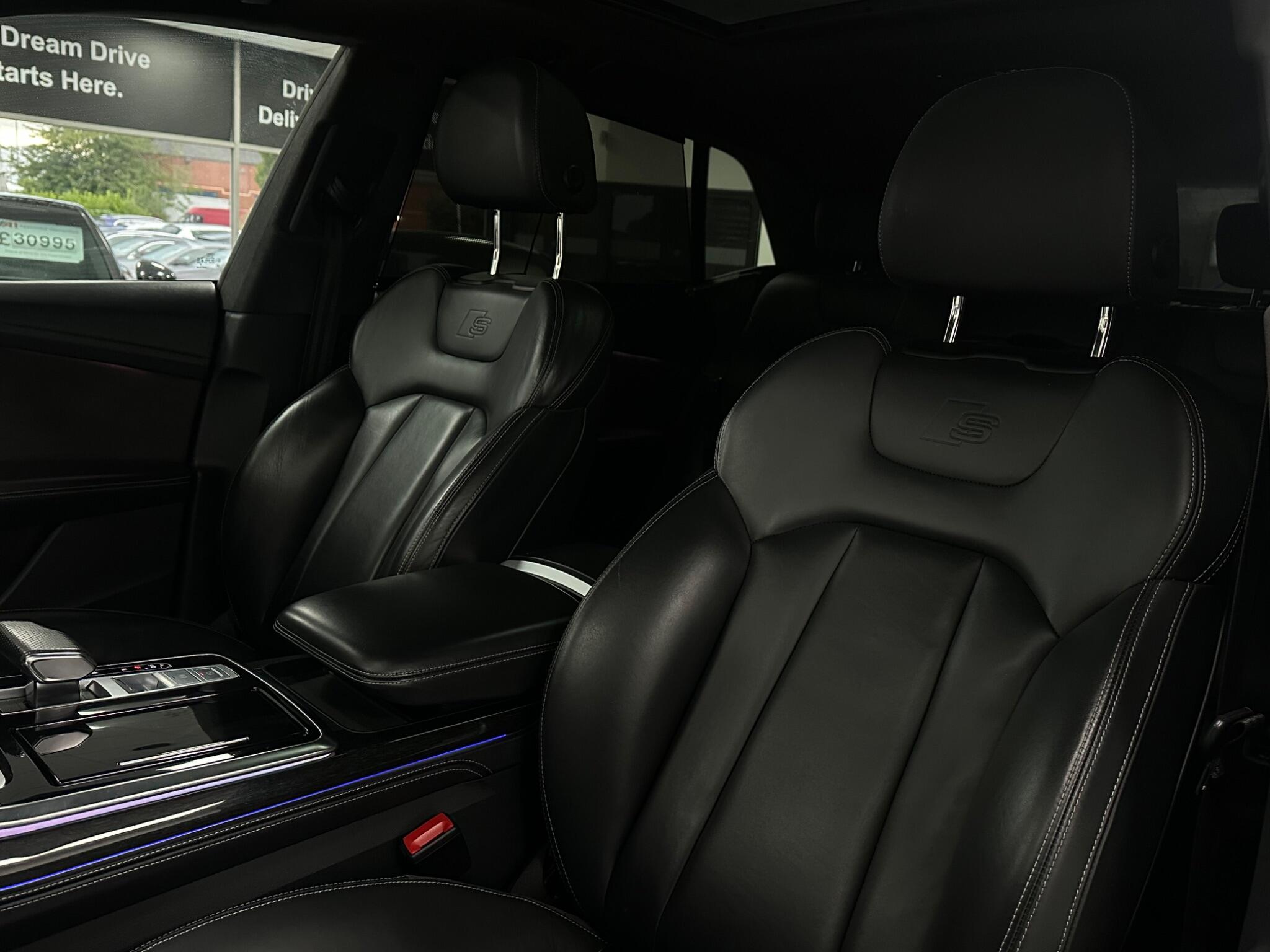 Audi Q8 view 43