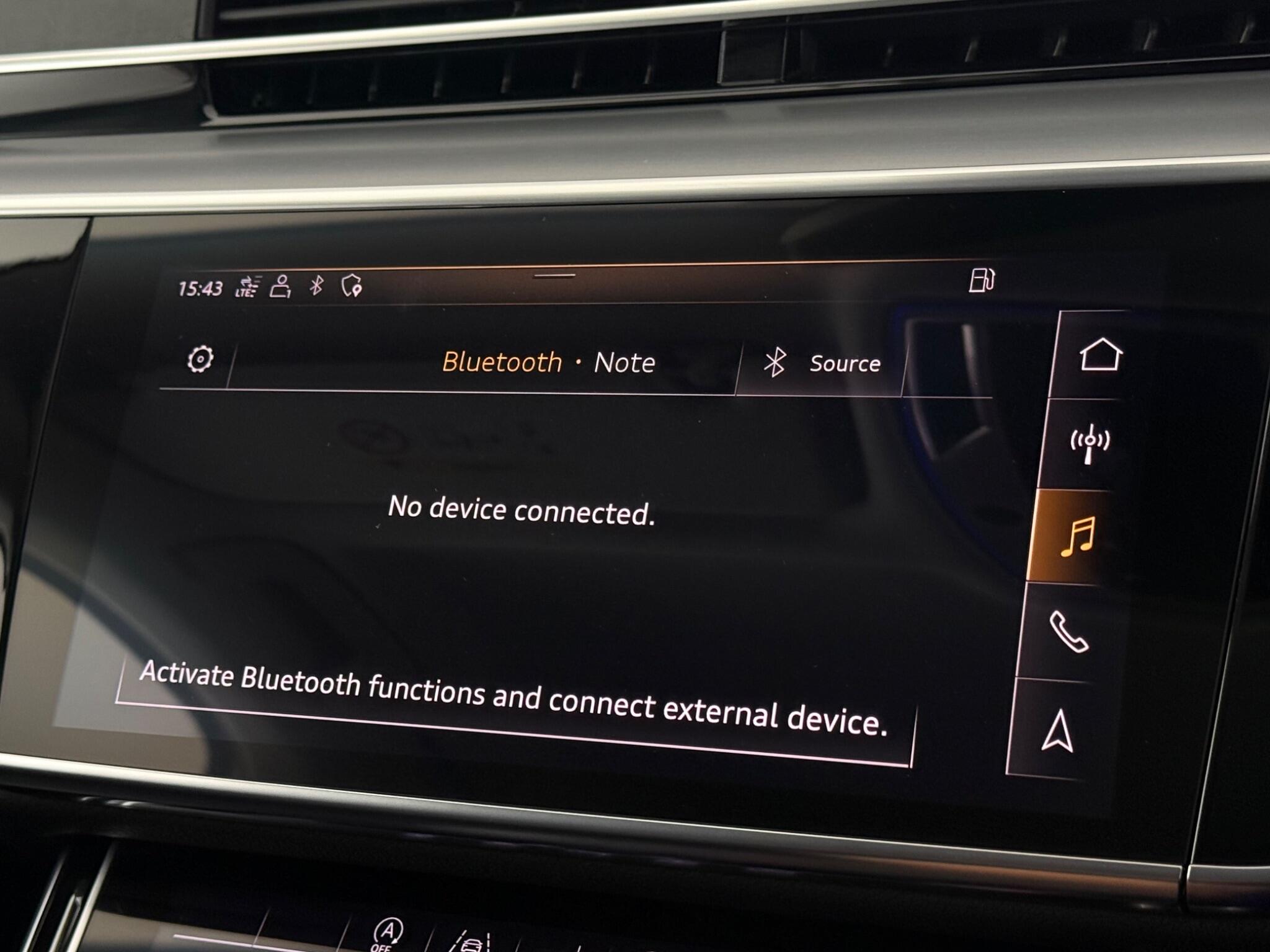 Audi A8 view 26