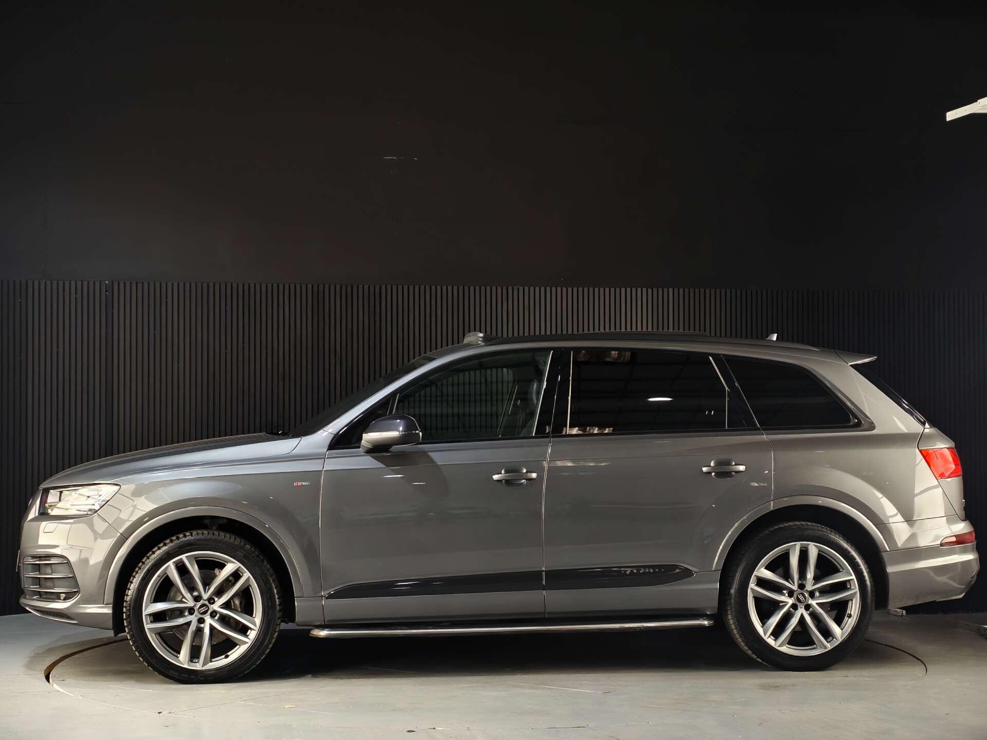 Audi Q7 view 10