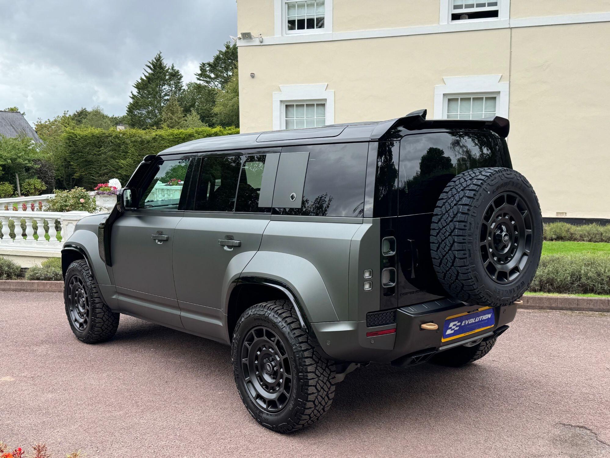 Land Rover Defender 110 view 13