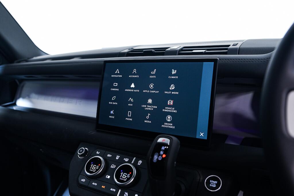 Land Rover Defender view 22