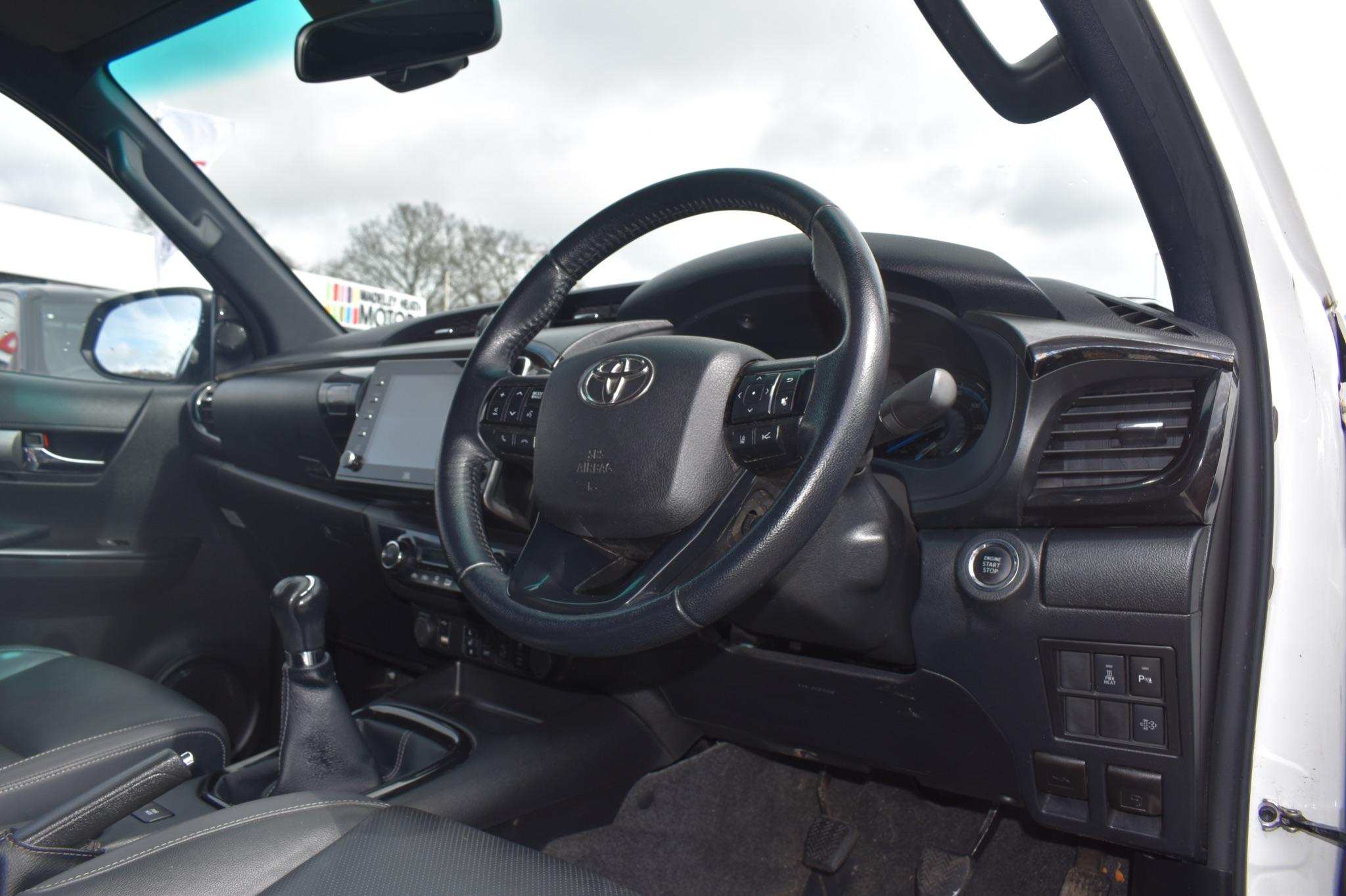 Hilux - 2.8 D-4D Invincible X 4WD Euro 6 (s/s) 4dr - Image 26
