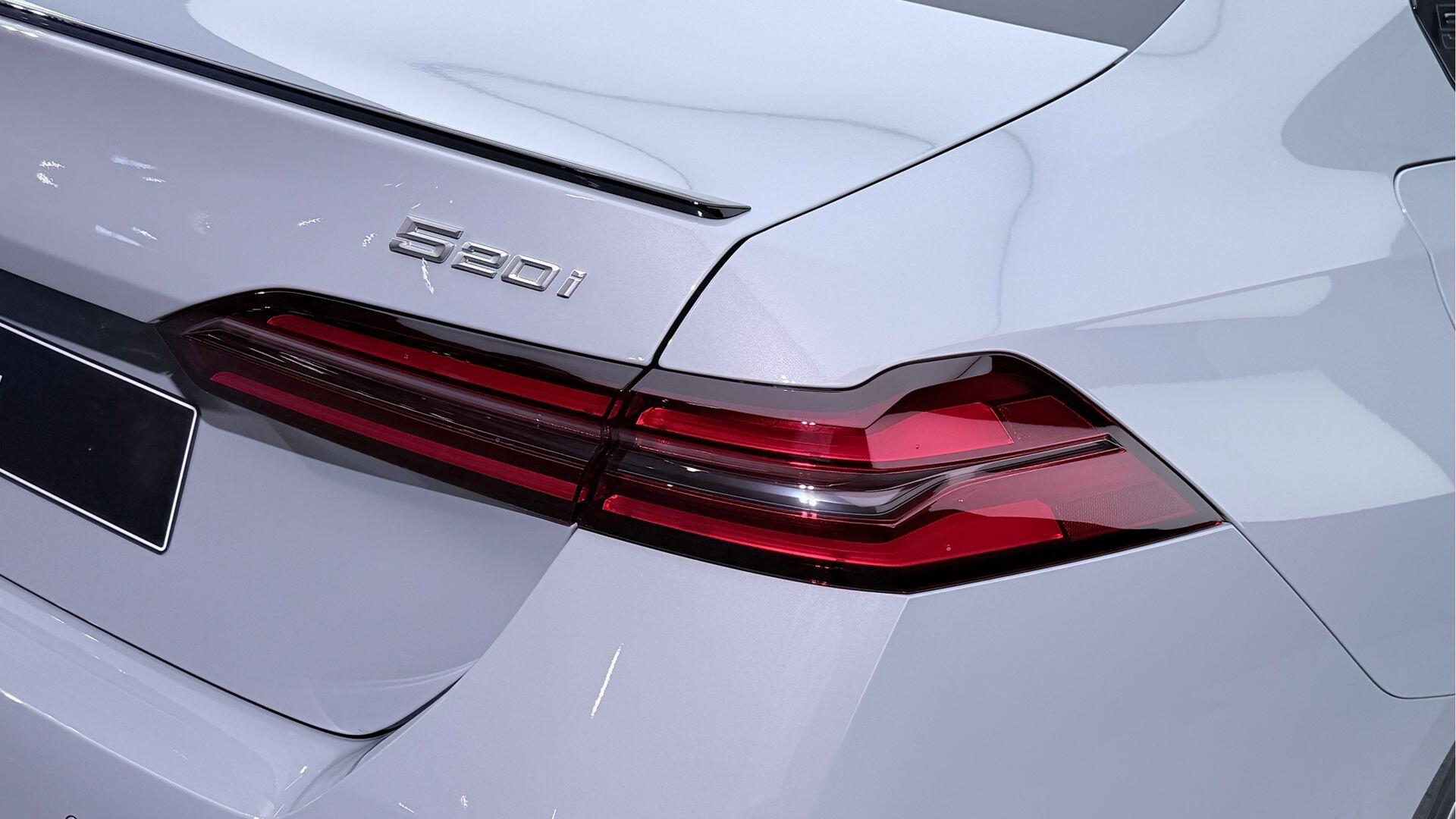 BMW 5 Series view 21