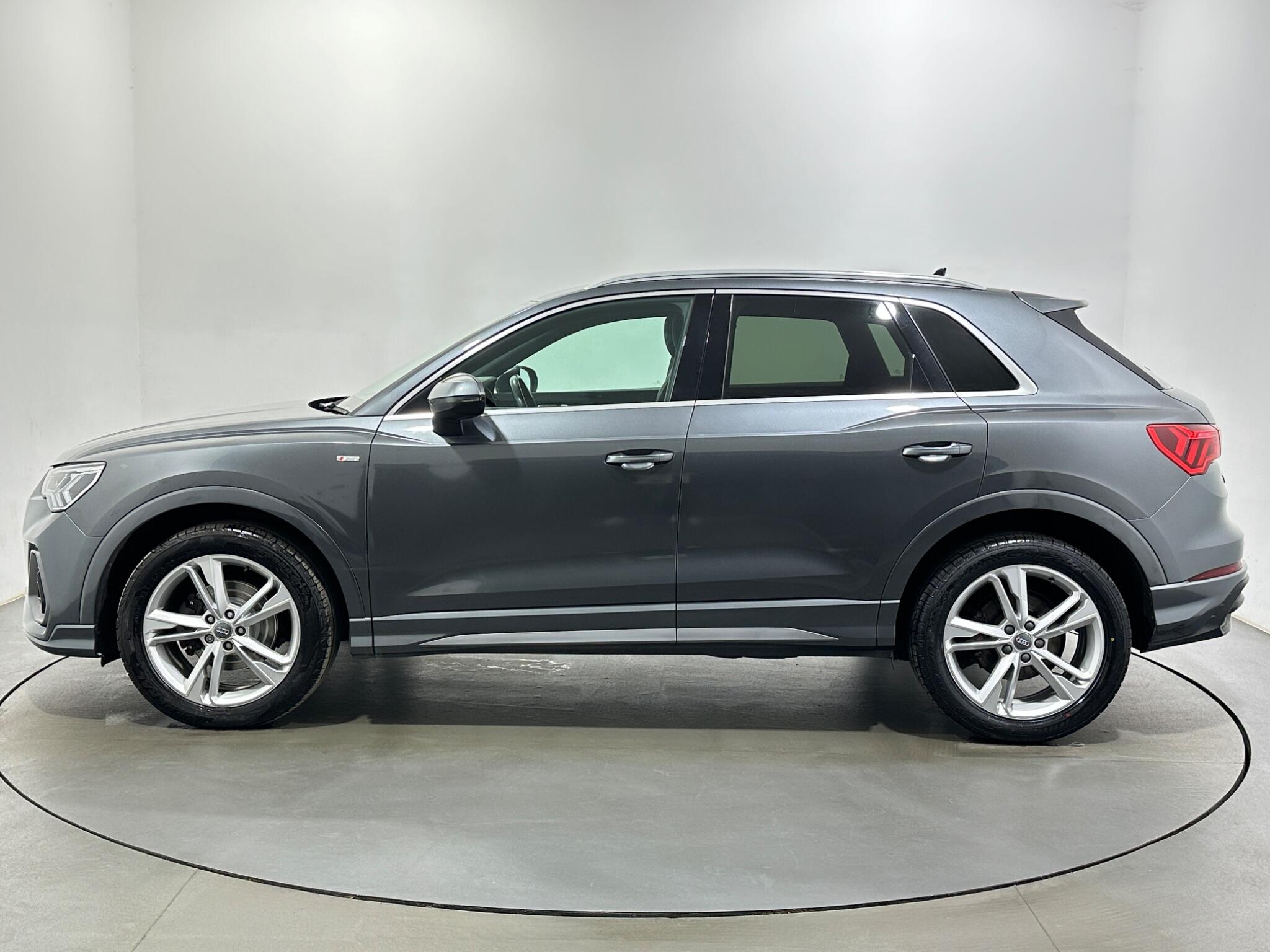 Audi Q3 view 5