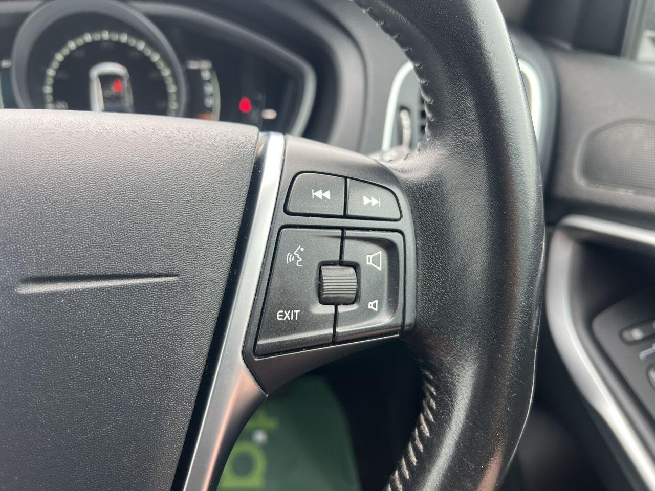 Volvo V40 Cross Country view 48