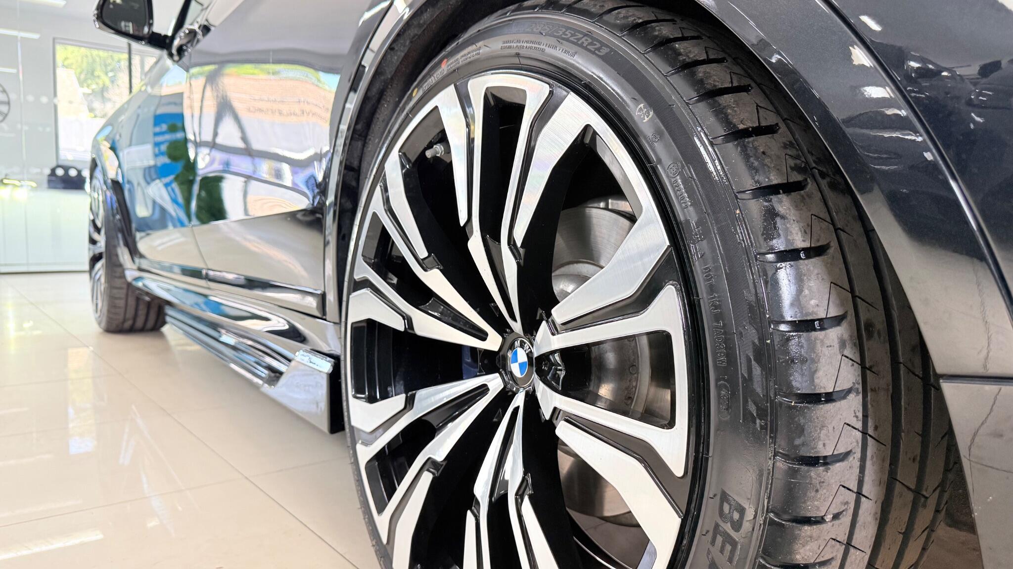 BMW X7 view 11