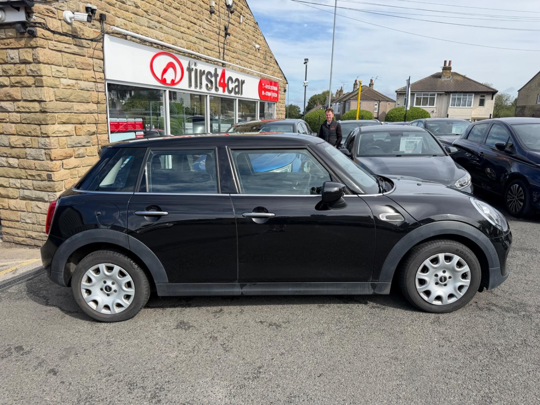 Mini Hatch view 8