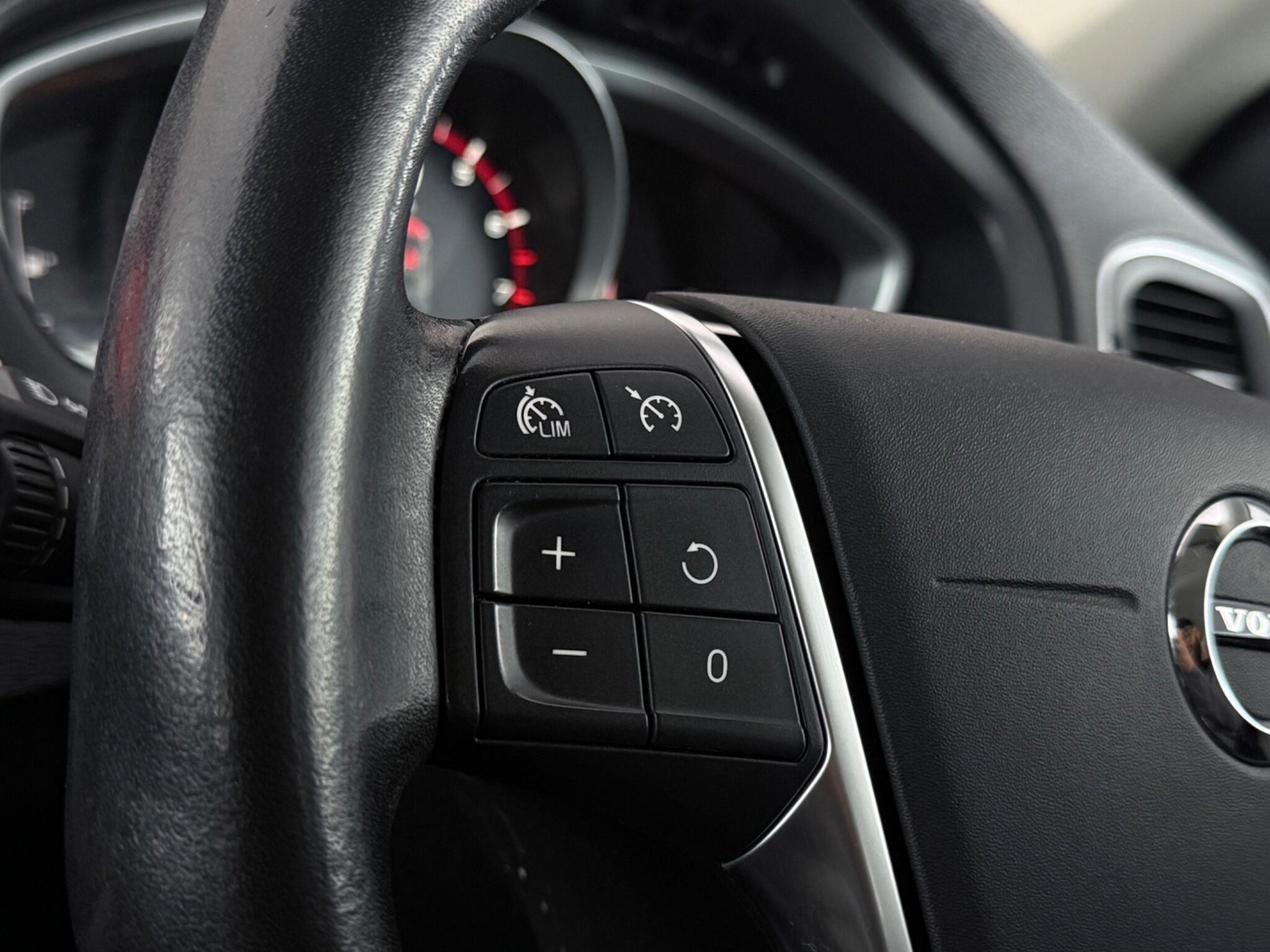 Volvo V40 Cross Country view 14