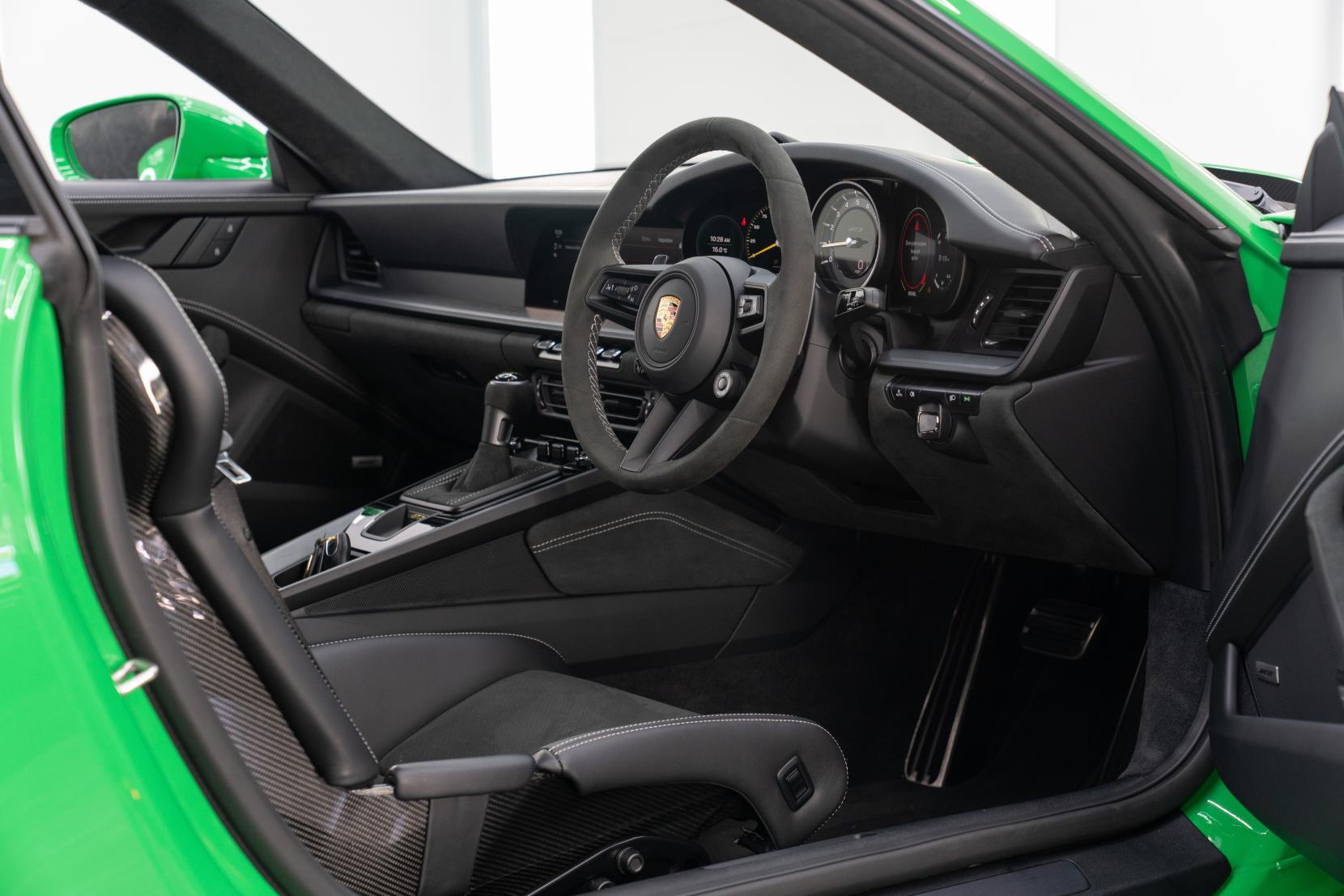 Porsche 911 view 7