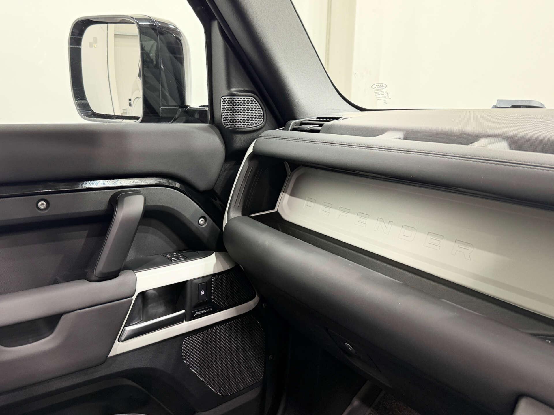 Land Rover Defender view 36