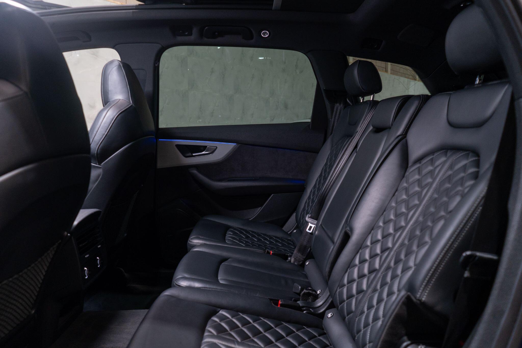 Audi SQ7 view 16