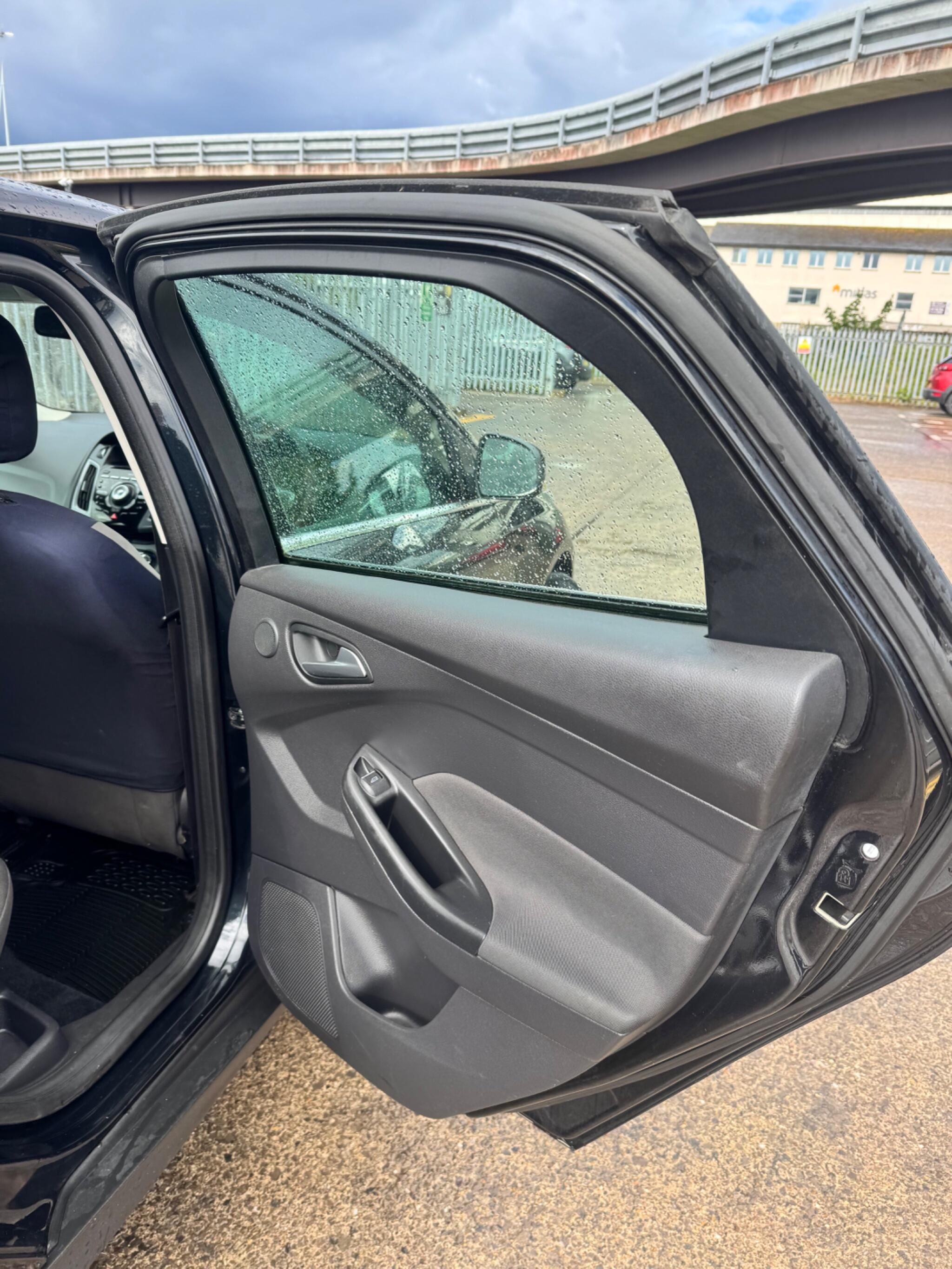 Ford Focus view 32