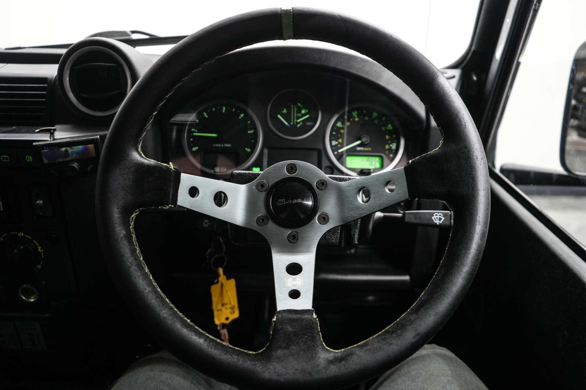 Land Rover Defender 90 view 33