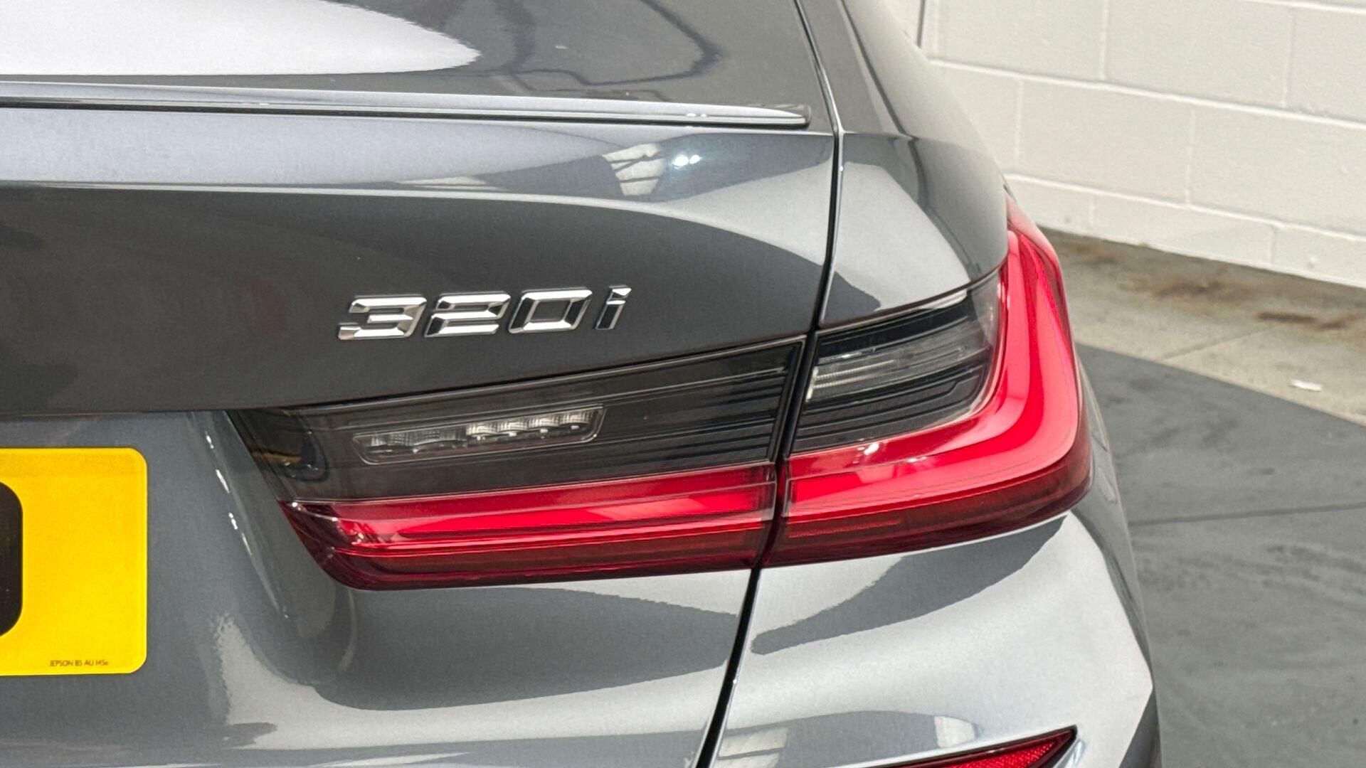 BMW 3 Series view 22