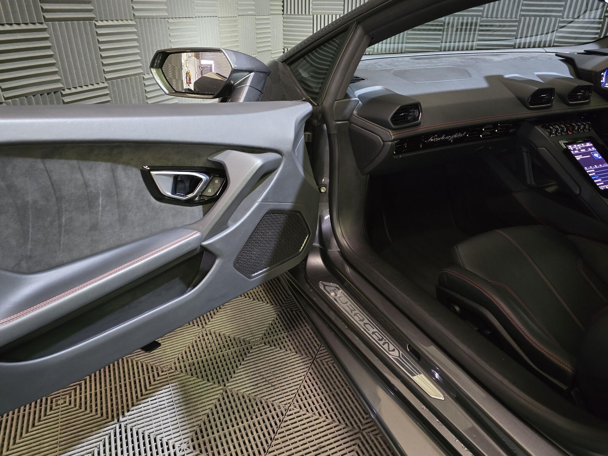 Lamborghini Huracan view 28