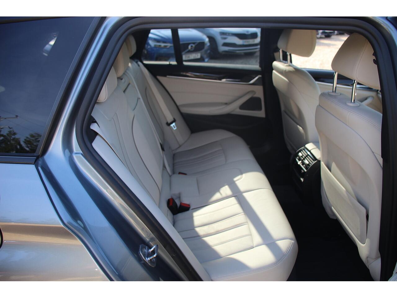 BMW 5 Series view 18
