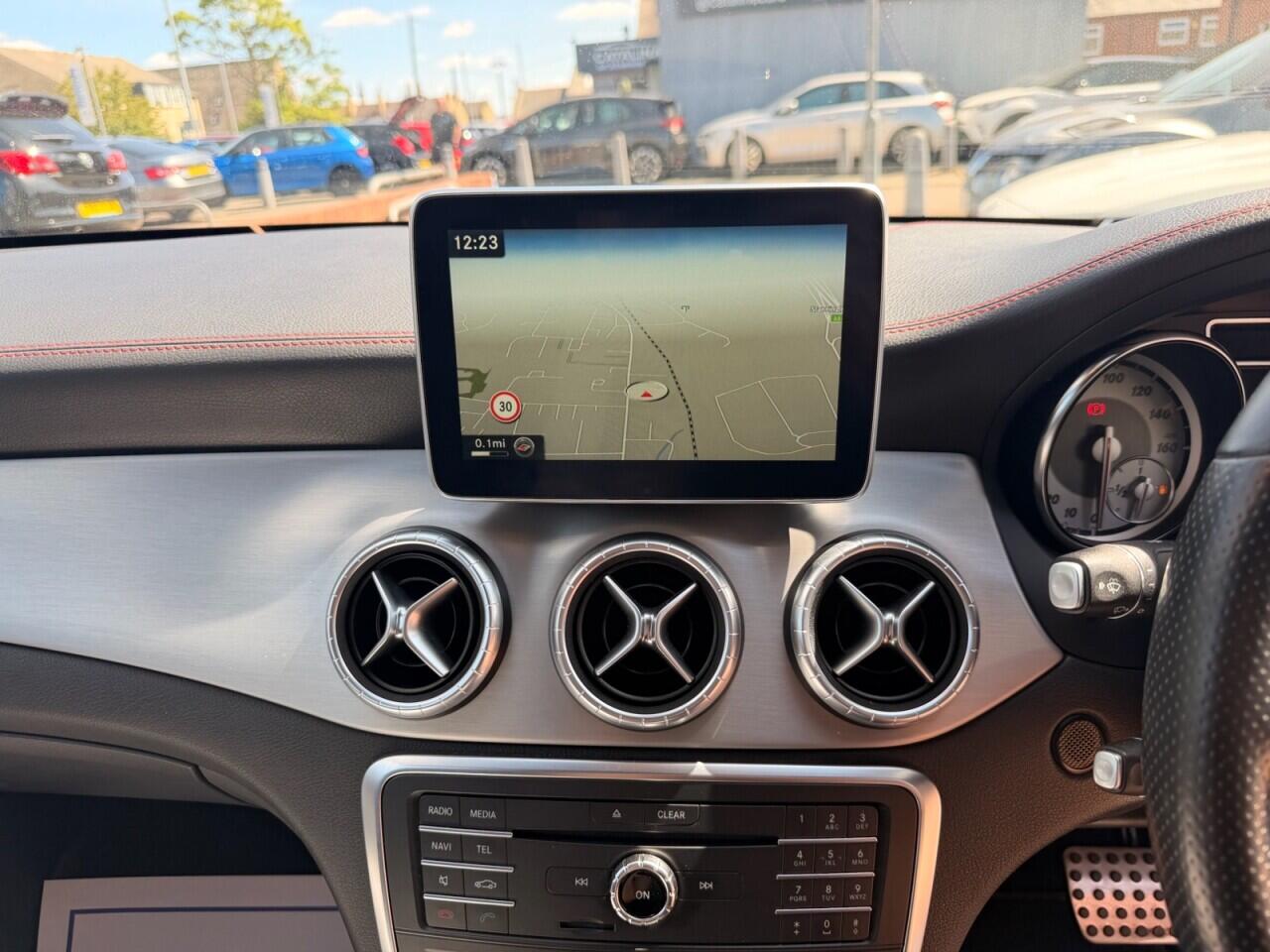 Mercedes-Benz Cla view 9