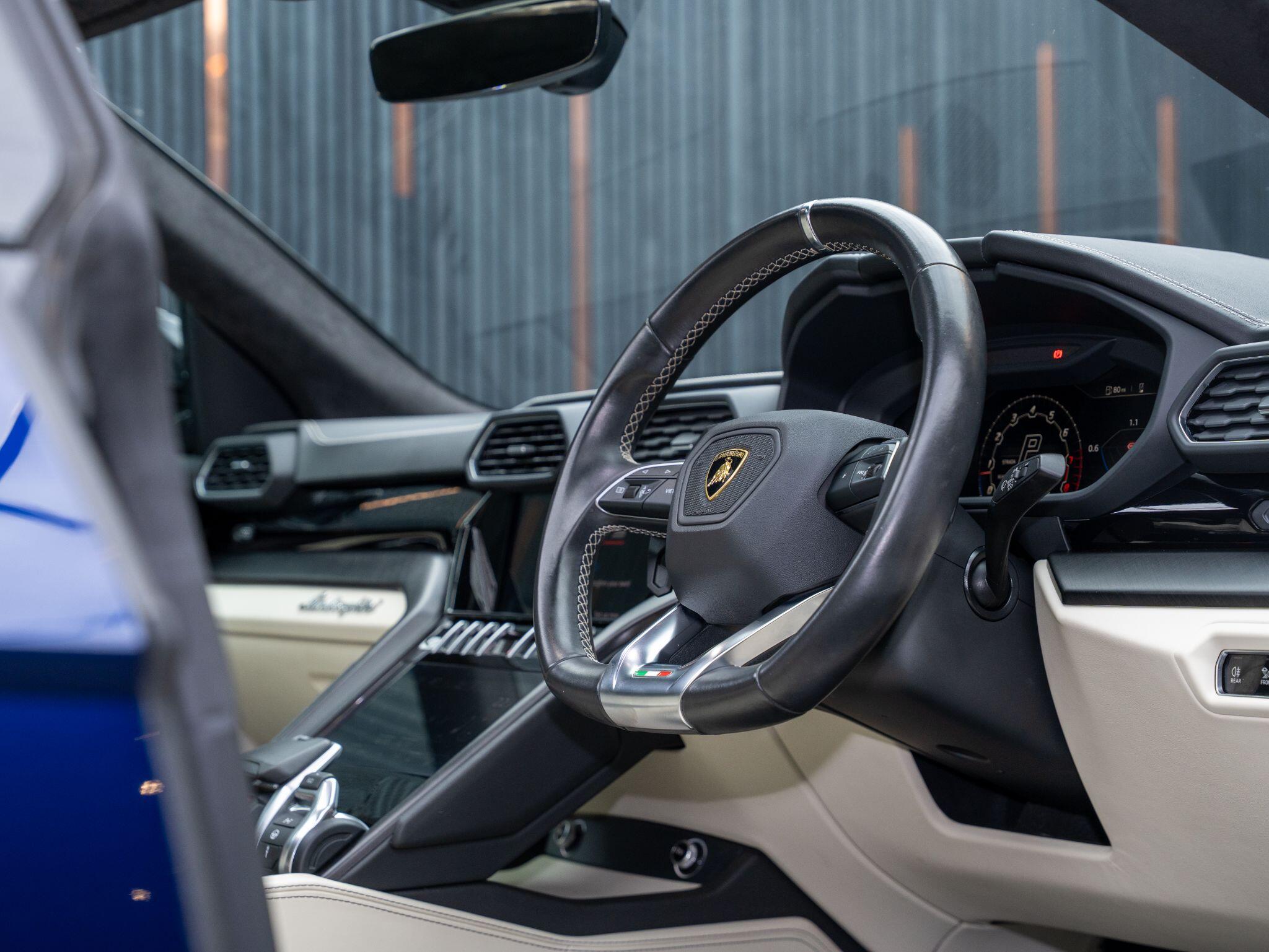 Lamborghini Urus view 22