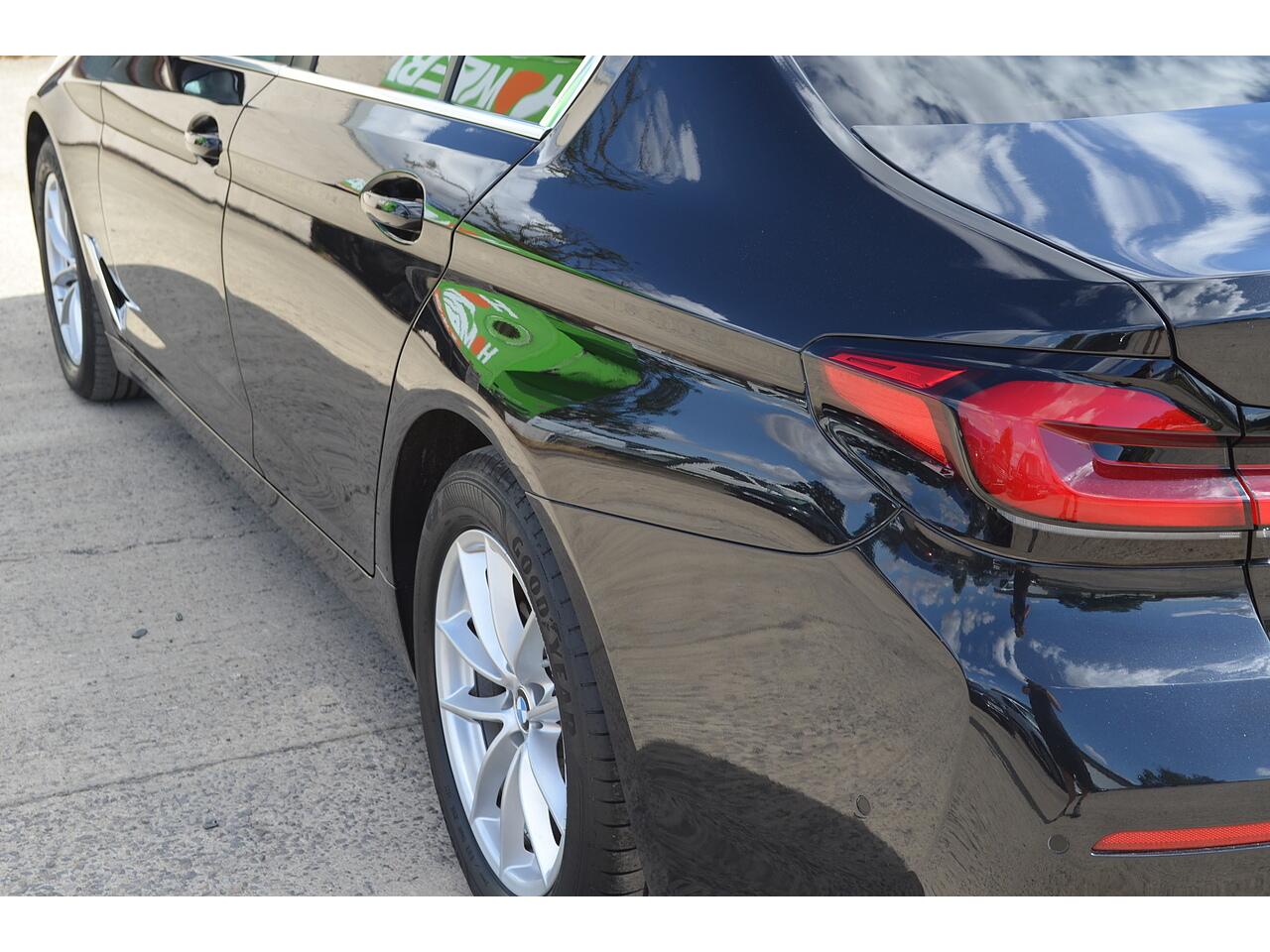 BMW 5 Series view 26