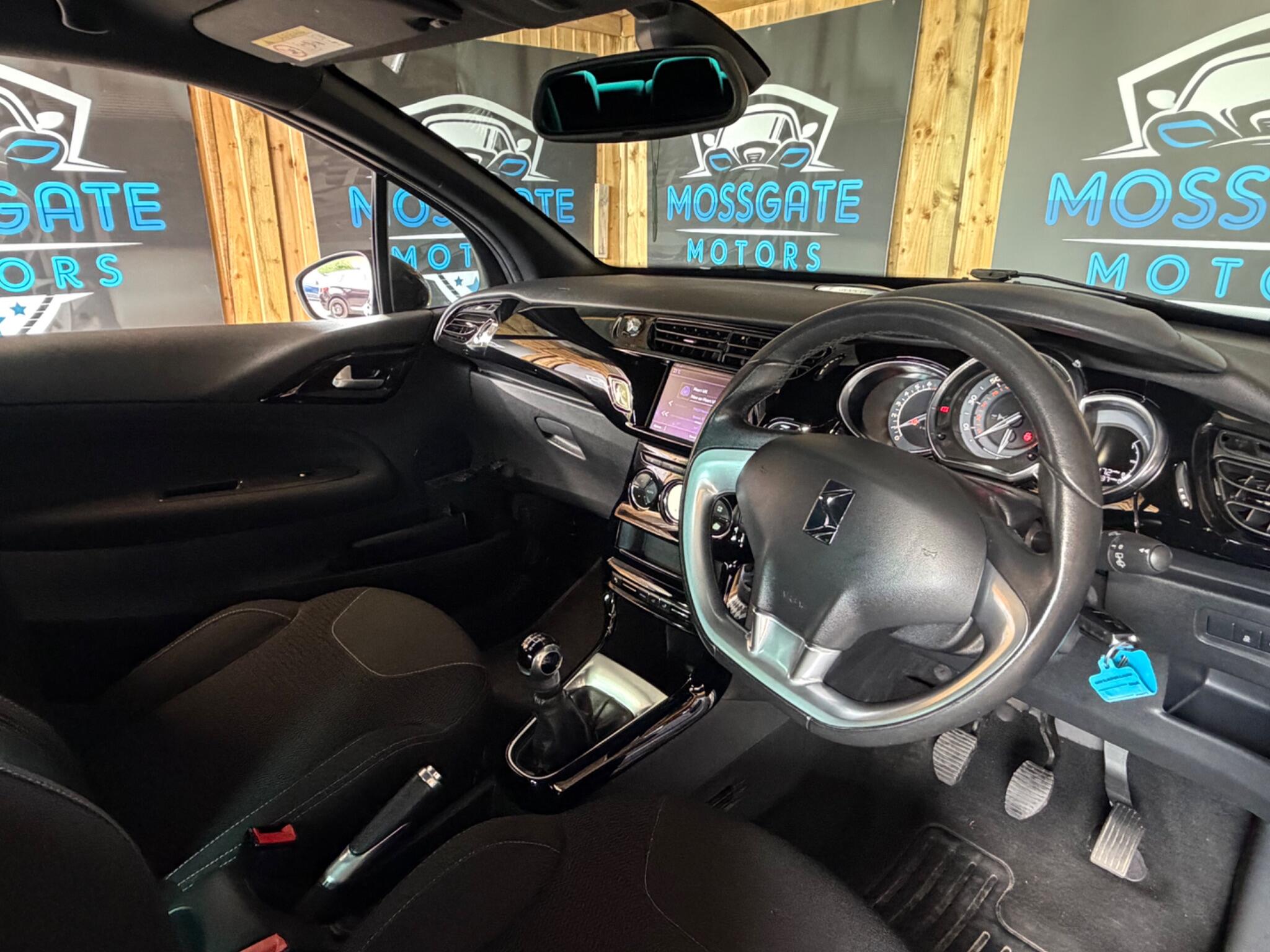 DS Automobiles DS 3 view 13