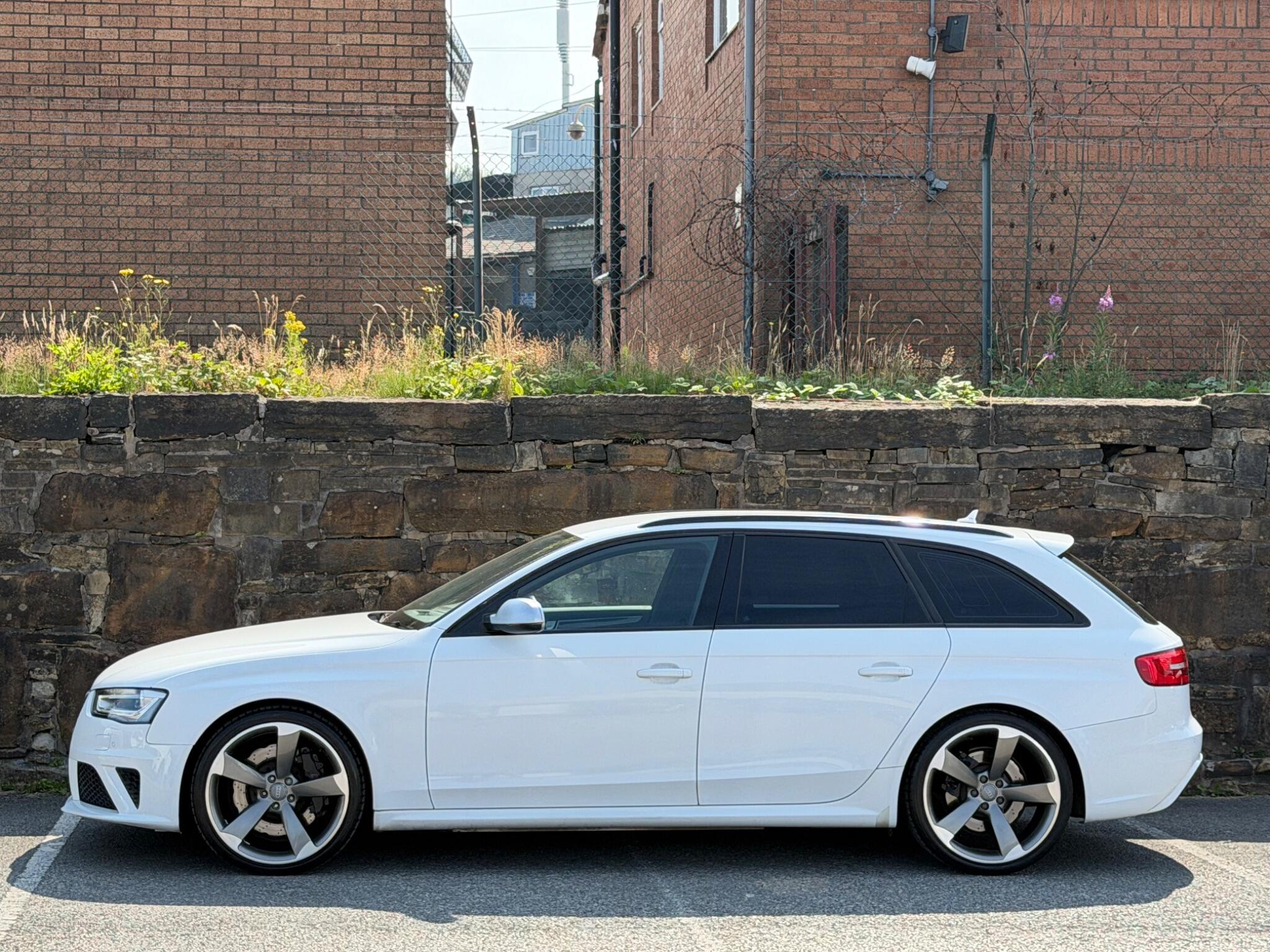 Audi RS4 view 4