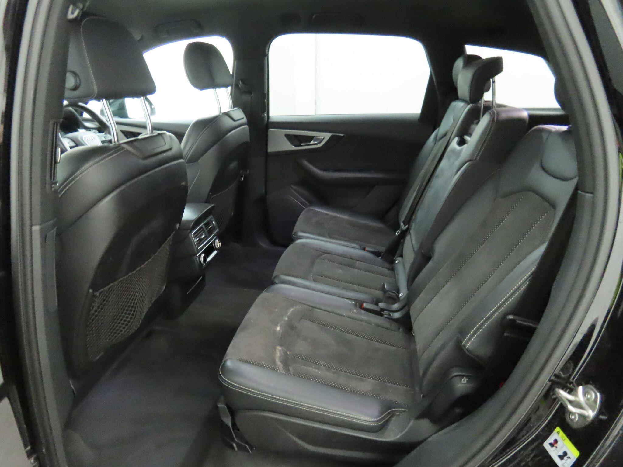 Audi Q7 view 9
