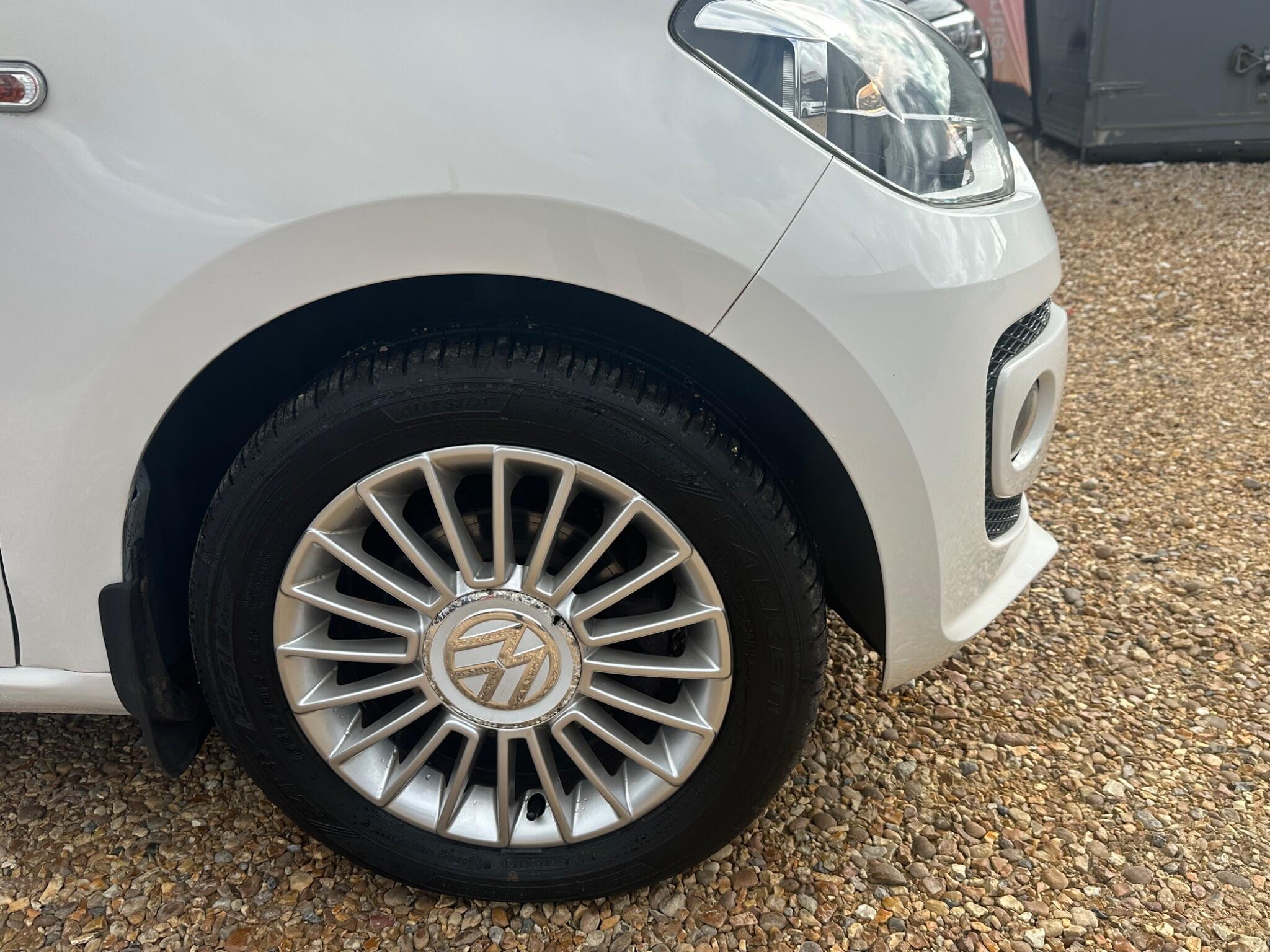 Volkswagen up! view 29
