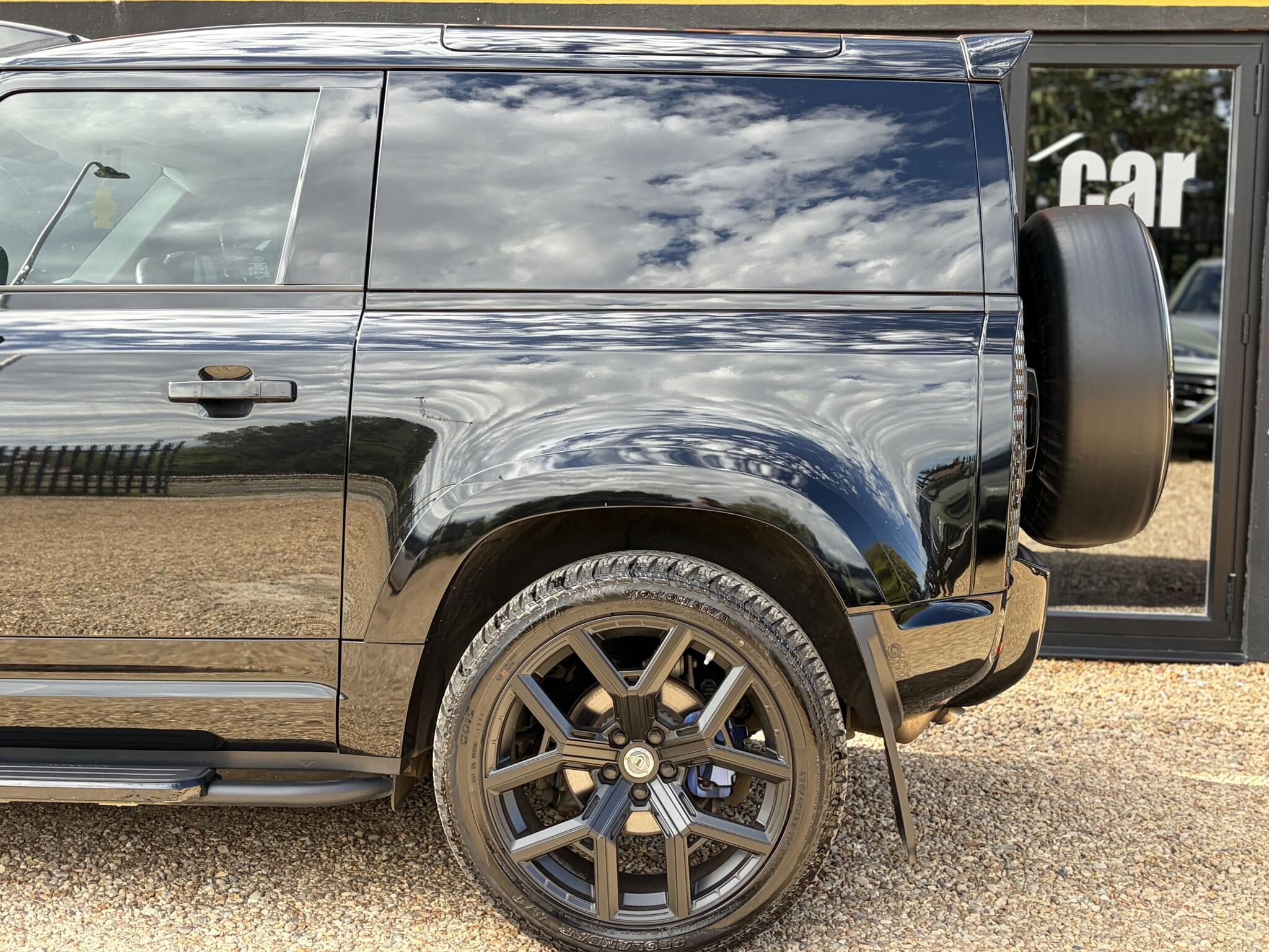 Land Rover Defender 90 view 7