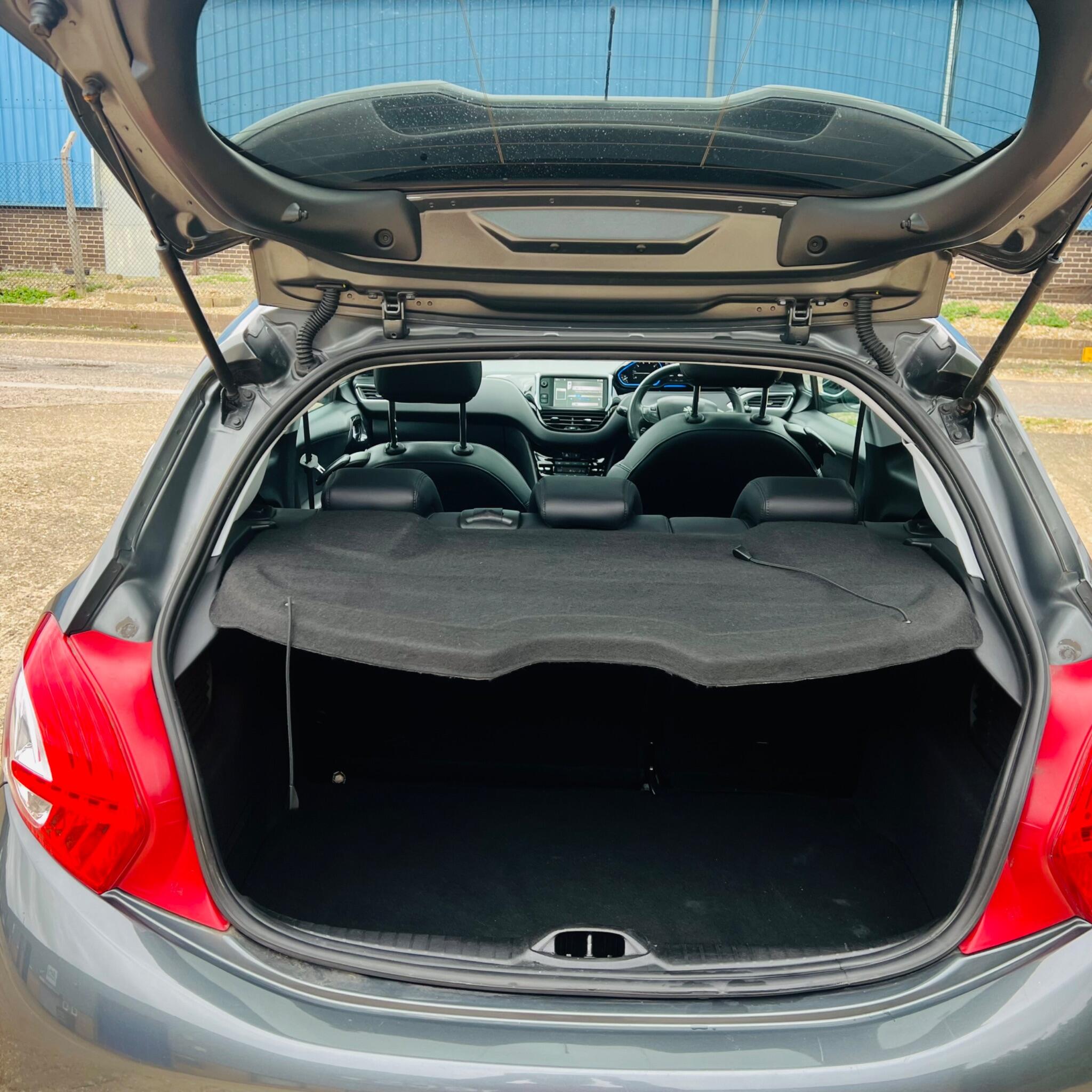 Peugeot 208 view 9