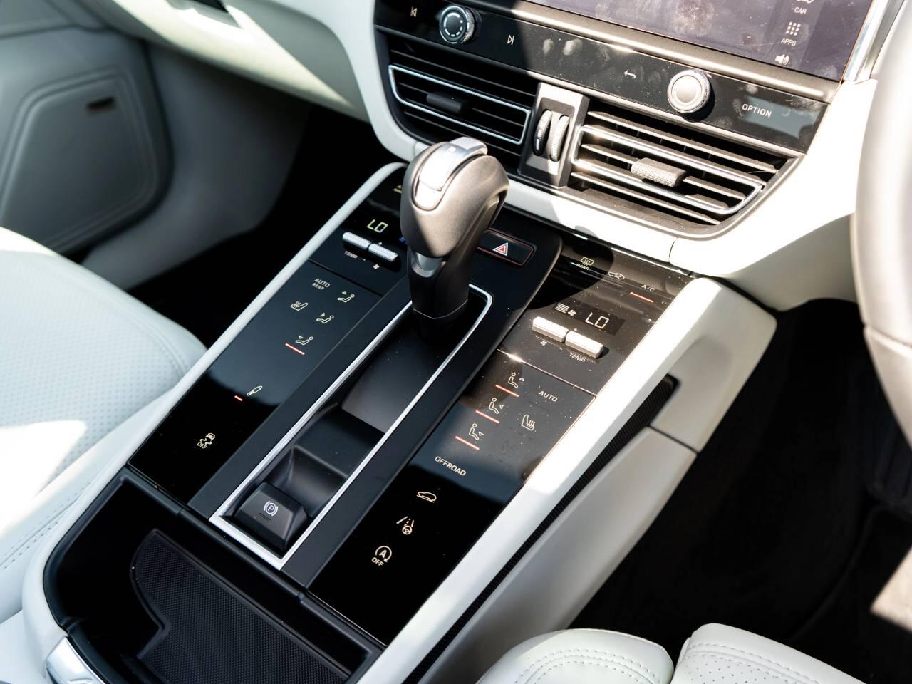 Porsche Macan view 34