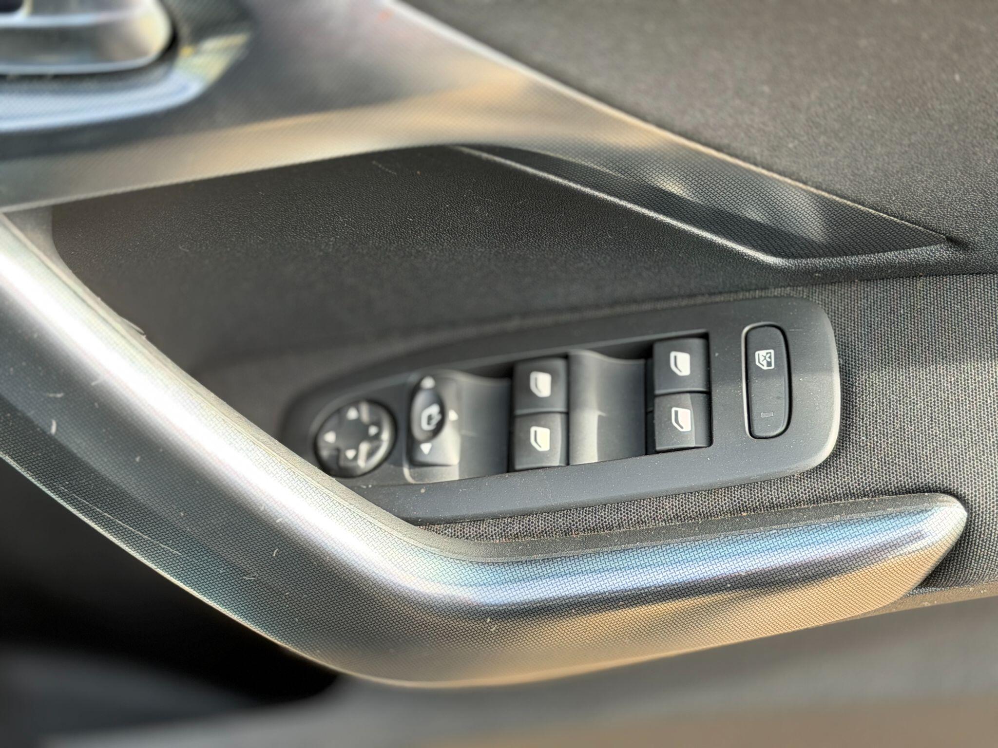 Peugeot 2008 view 42