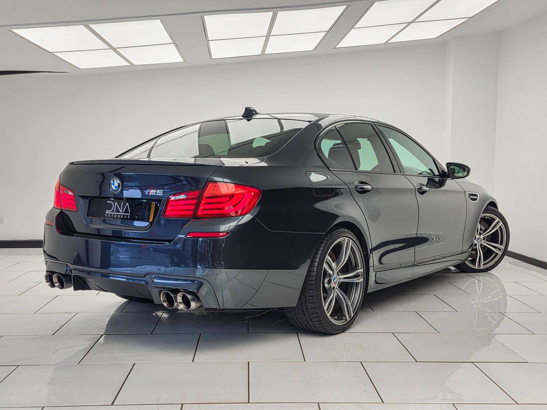 BMW M5 view 3