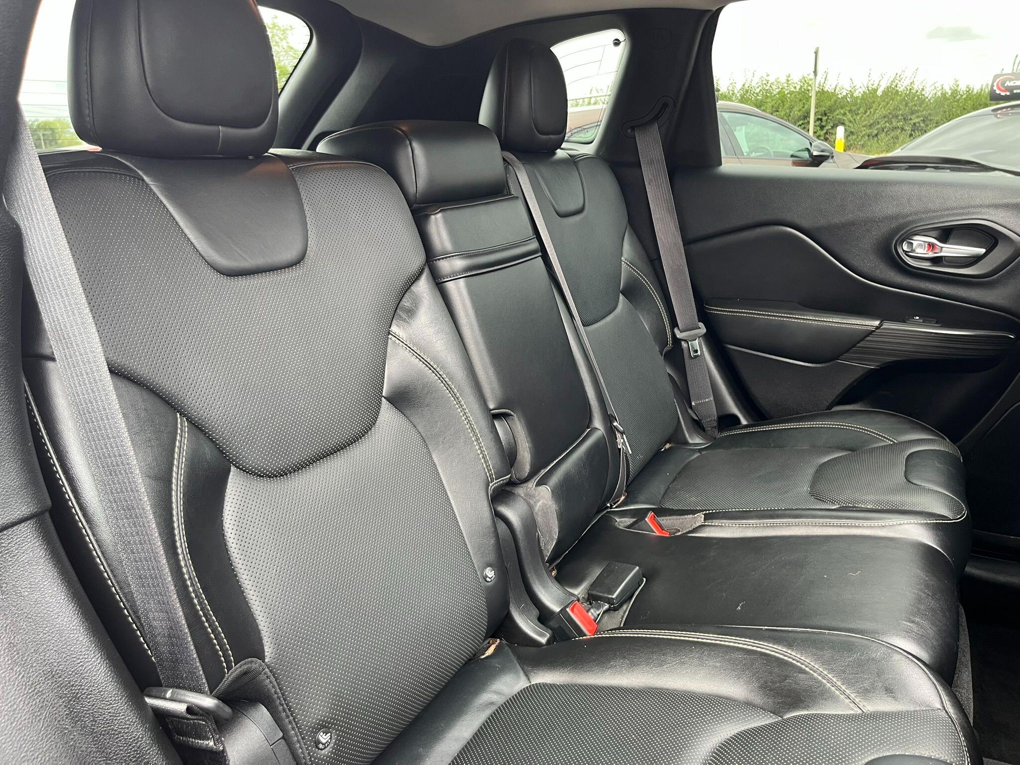 Jeep Cherokee view 24