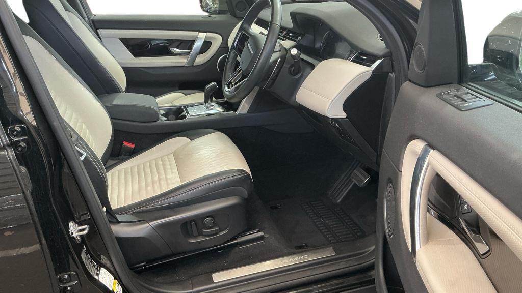 Land Rover Discovery Sport view 3