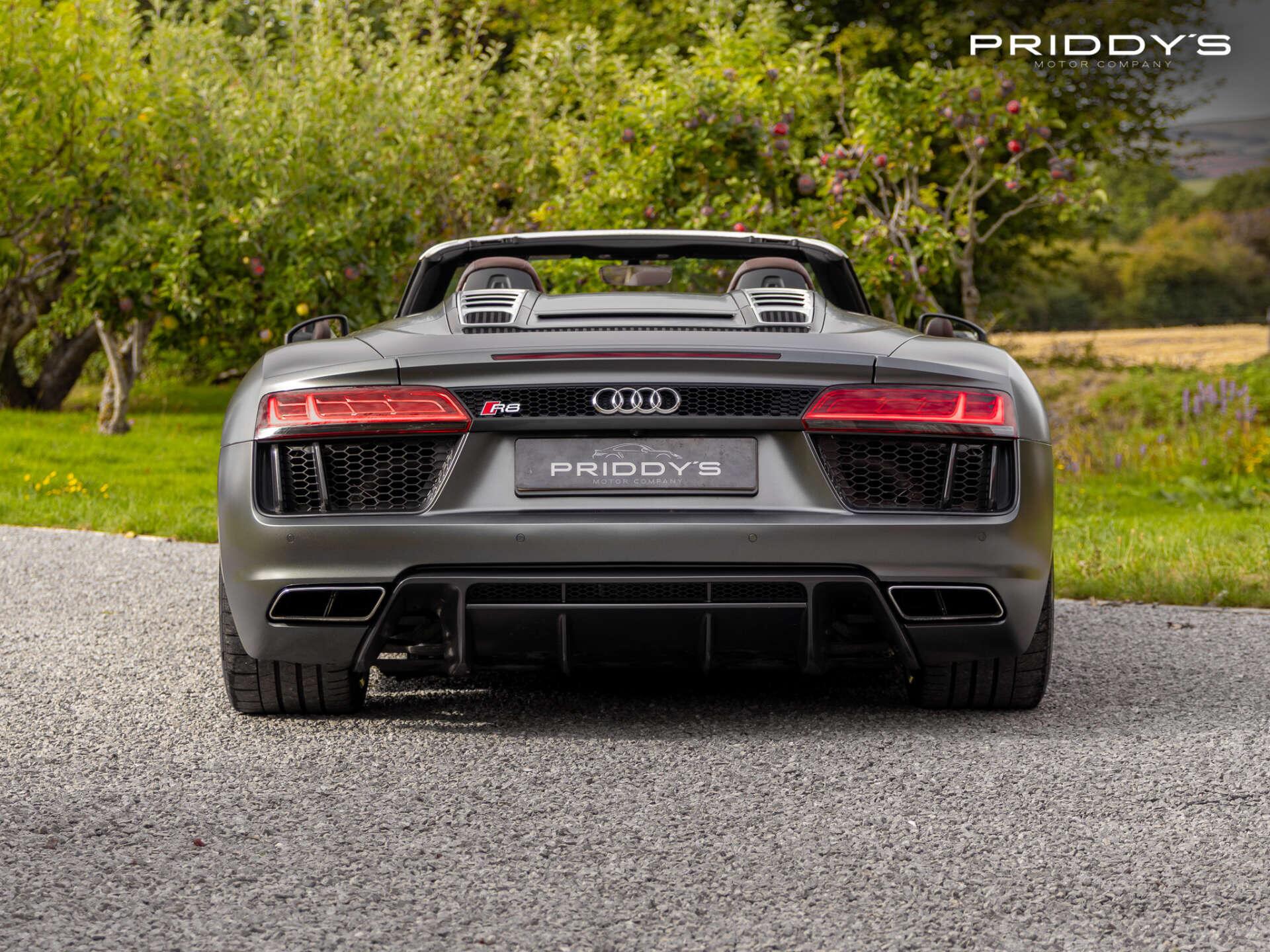 Audi R8 view 6
