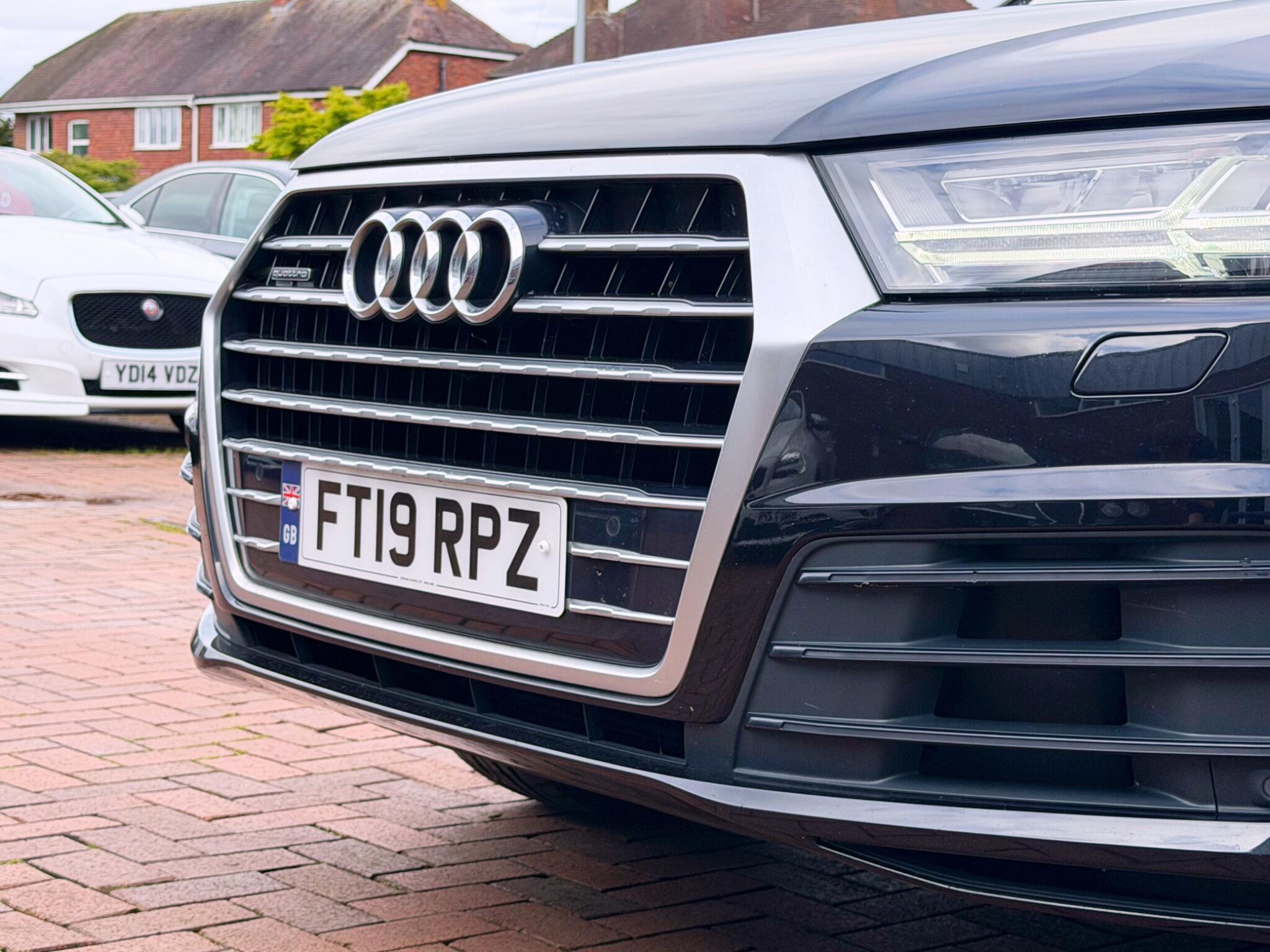 Audi Q7 view 47