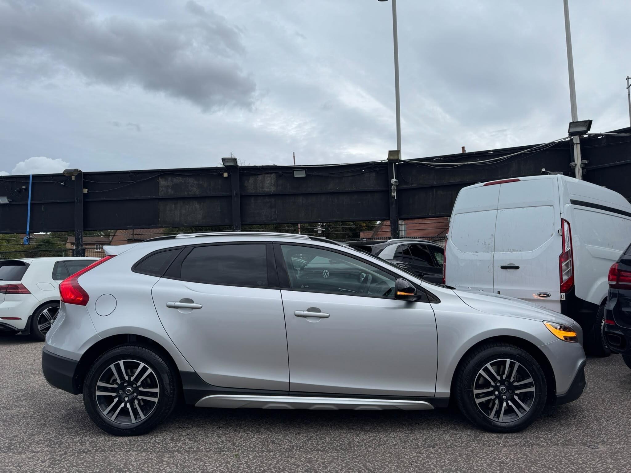 Volvo V40 Cross Country view 36