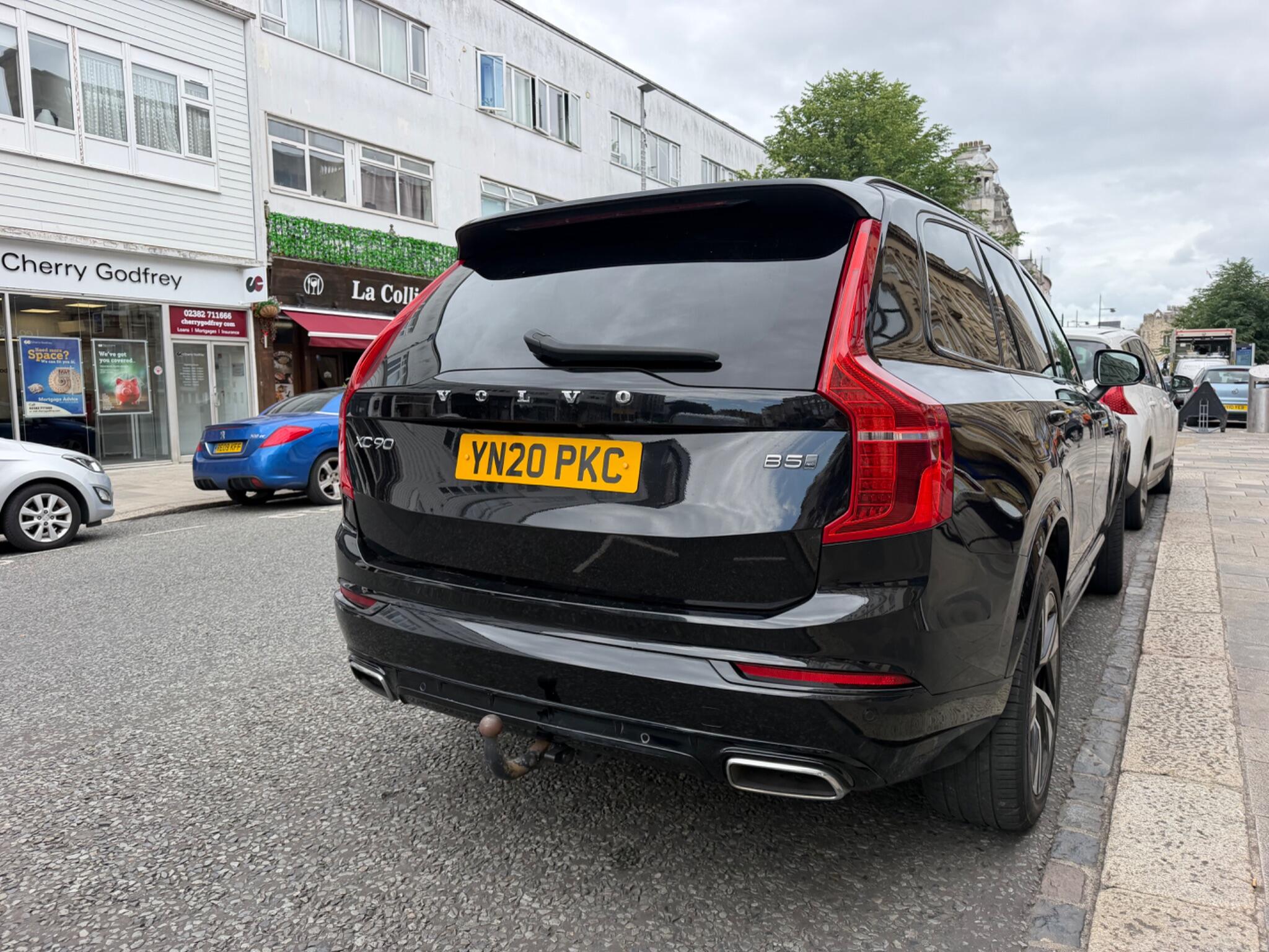 Volvo XC90 view 9