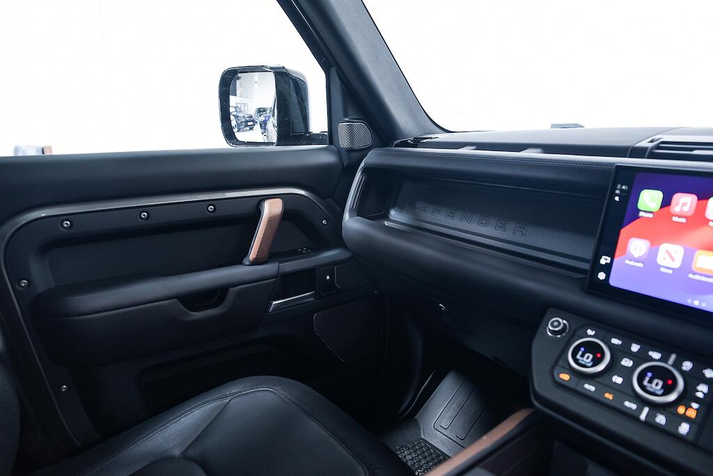 Land Rover Defender view 19