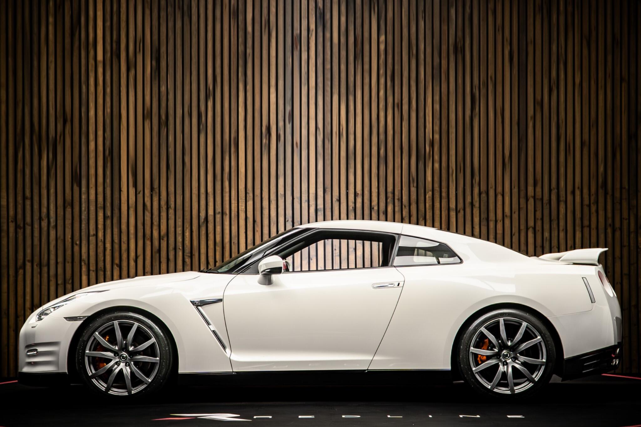 Nissan GT-R view 7